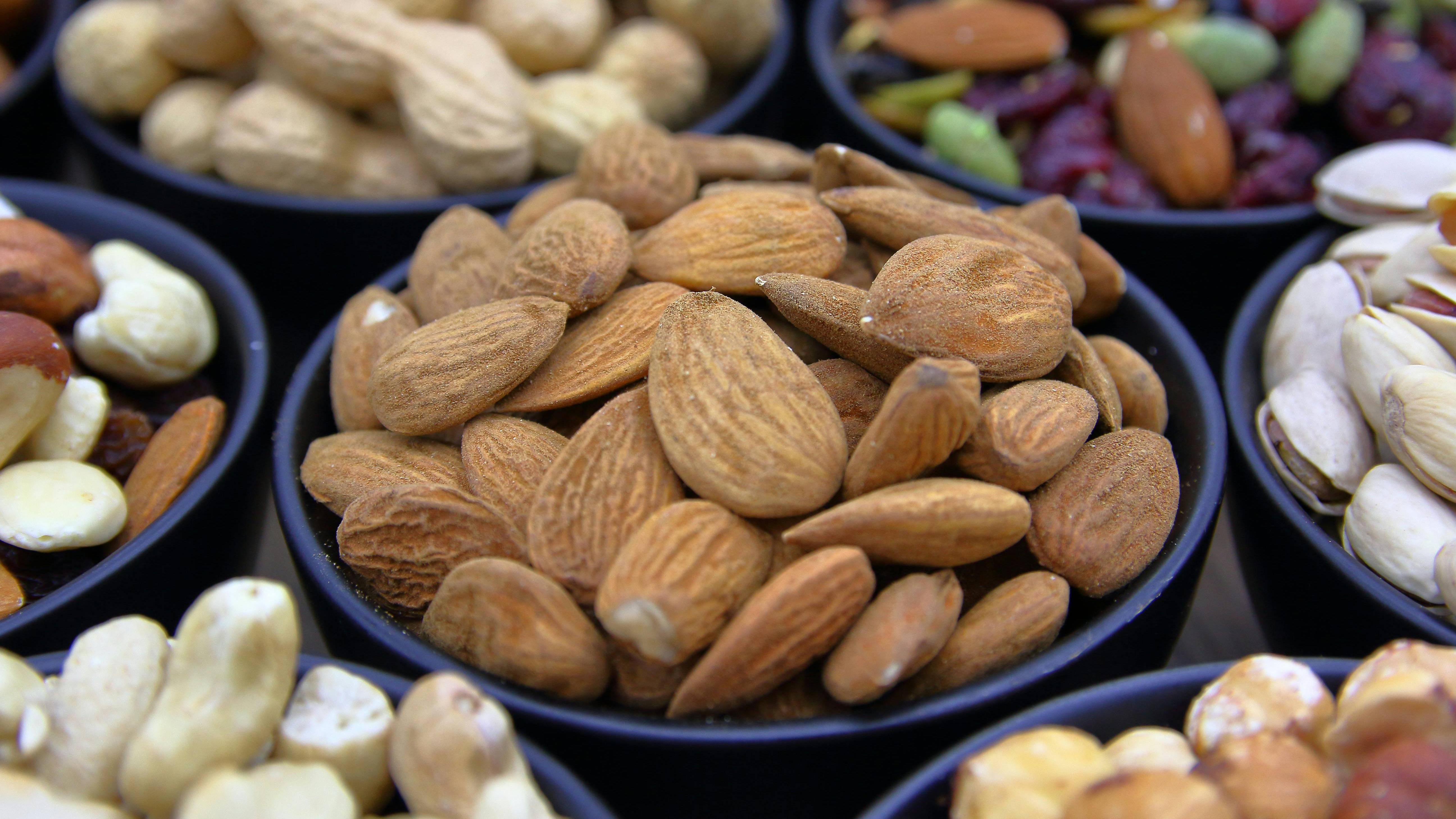 Người bệnh nên ăn nhiều thực phẩm chứa canxi, vitamin D3, omega-3 và collagen như các loại hạt