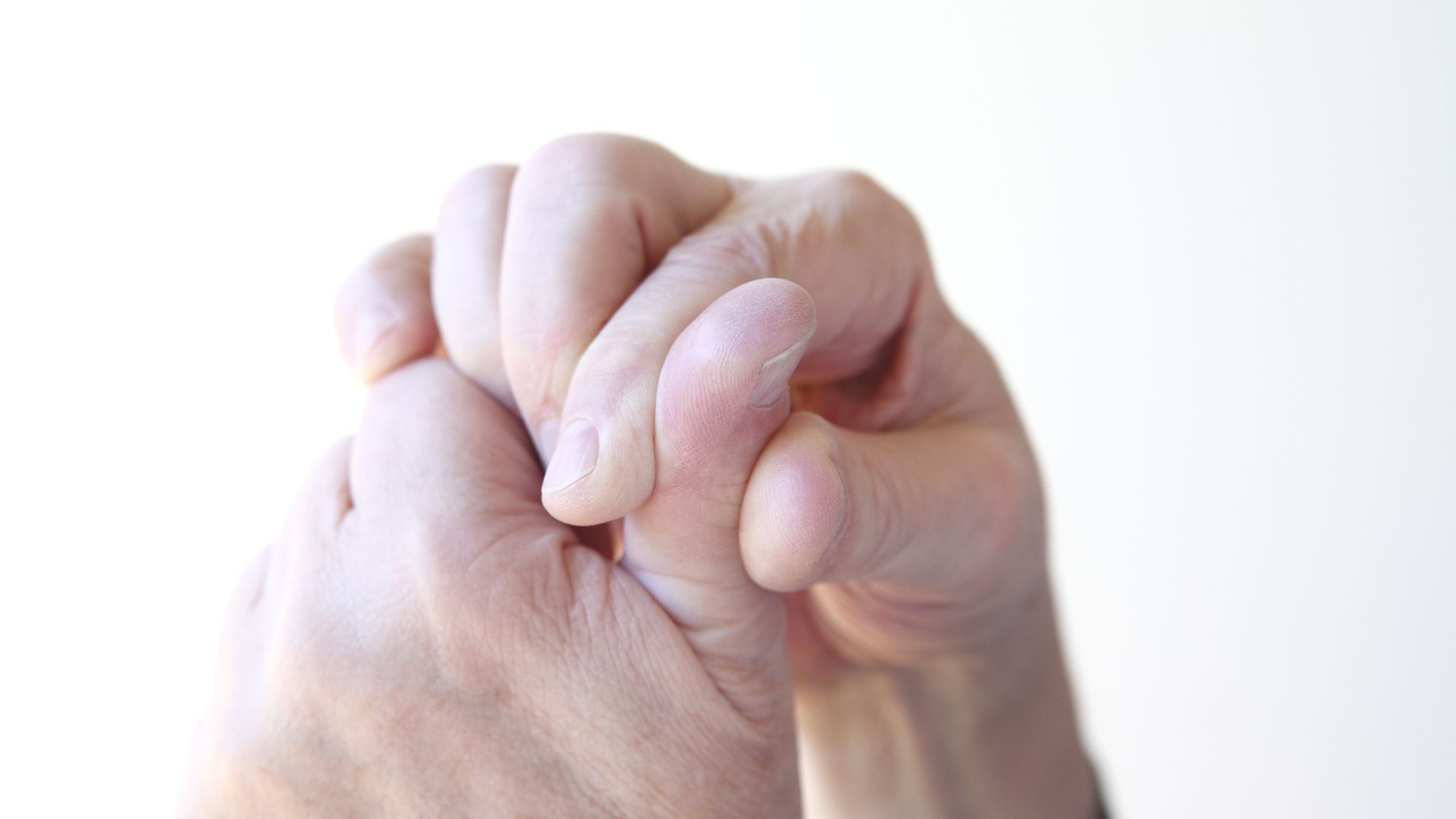 Một trong những triệu chứng viêm khớp ngón tay cái là khớp sưng nhẹ hoặc phình to