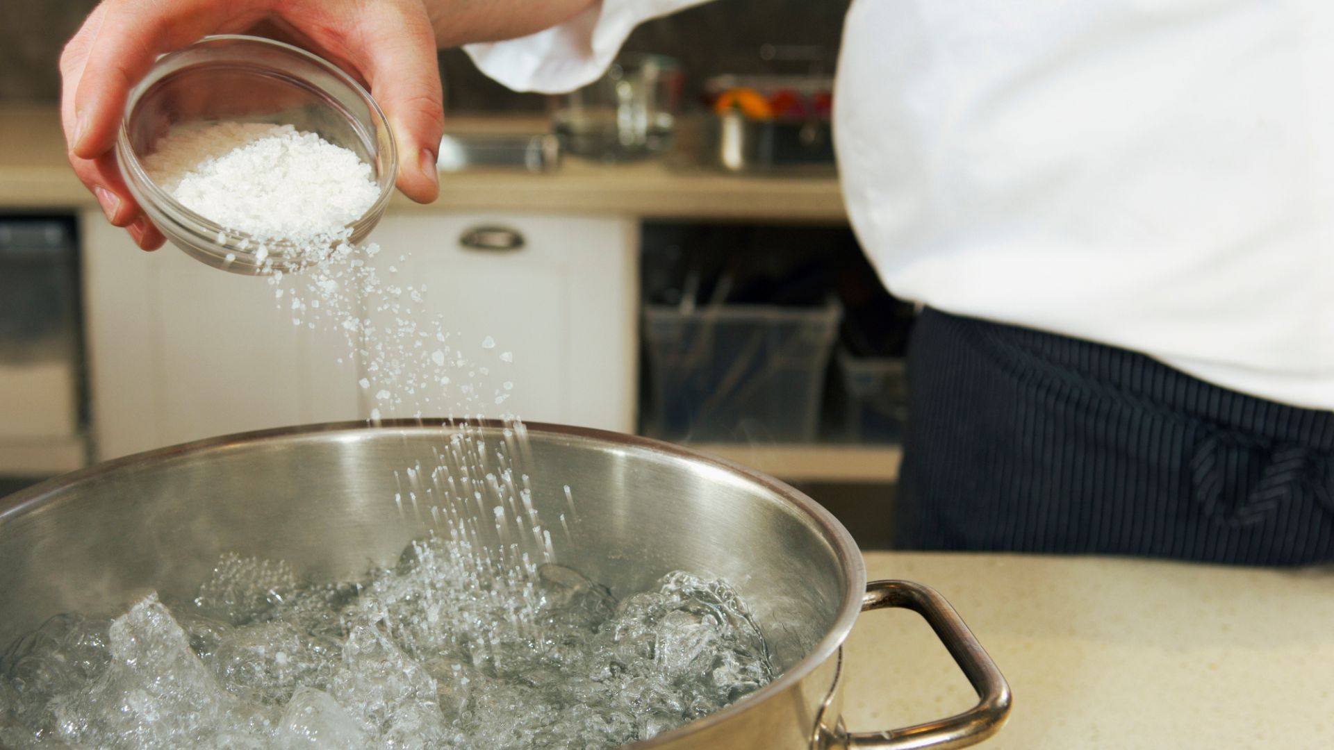 Cần ngâm nha đam với nước muối loãng nhiều lần khi chế biến