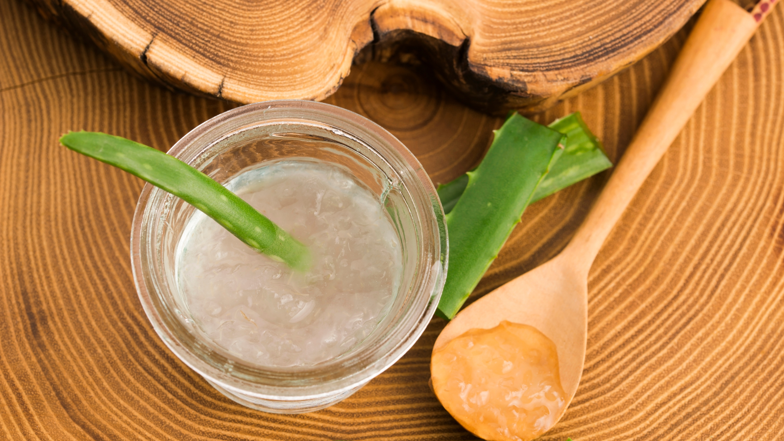 Nha đam, dầu dừa và mật ong giúp làm dịu môi bị chàm hiệu quả