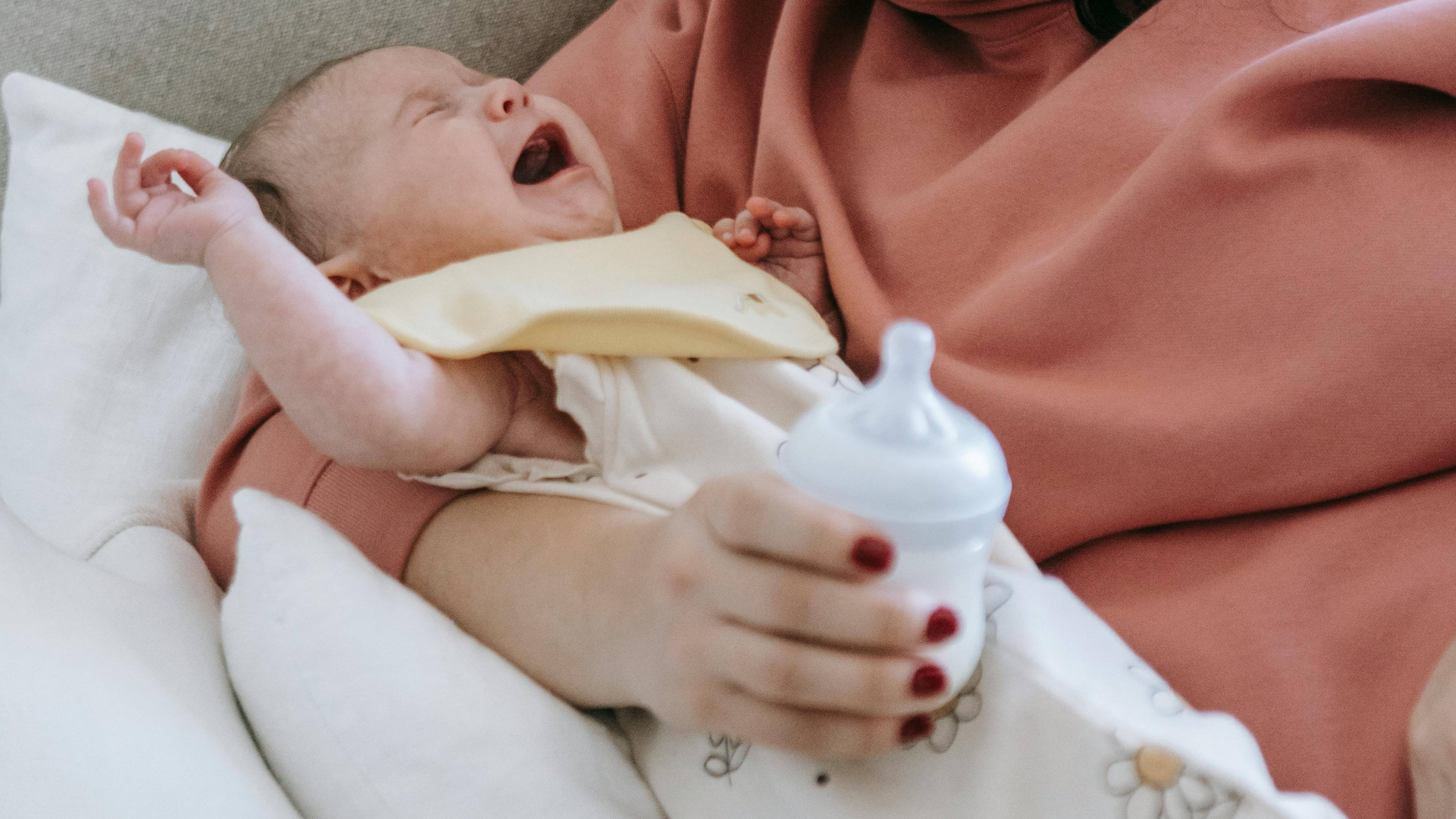 Một số dấu hiệu trẻ không hợp sữa công thức​ là trẻ quấy khóc, đau bụng, tiêu chảy