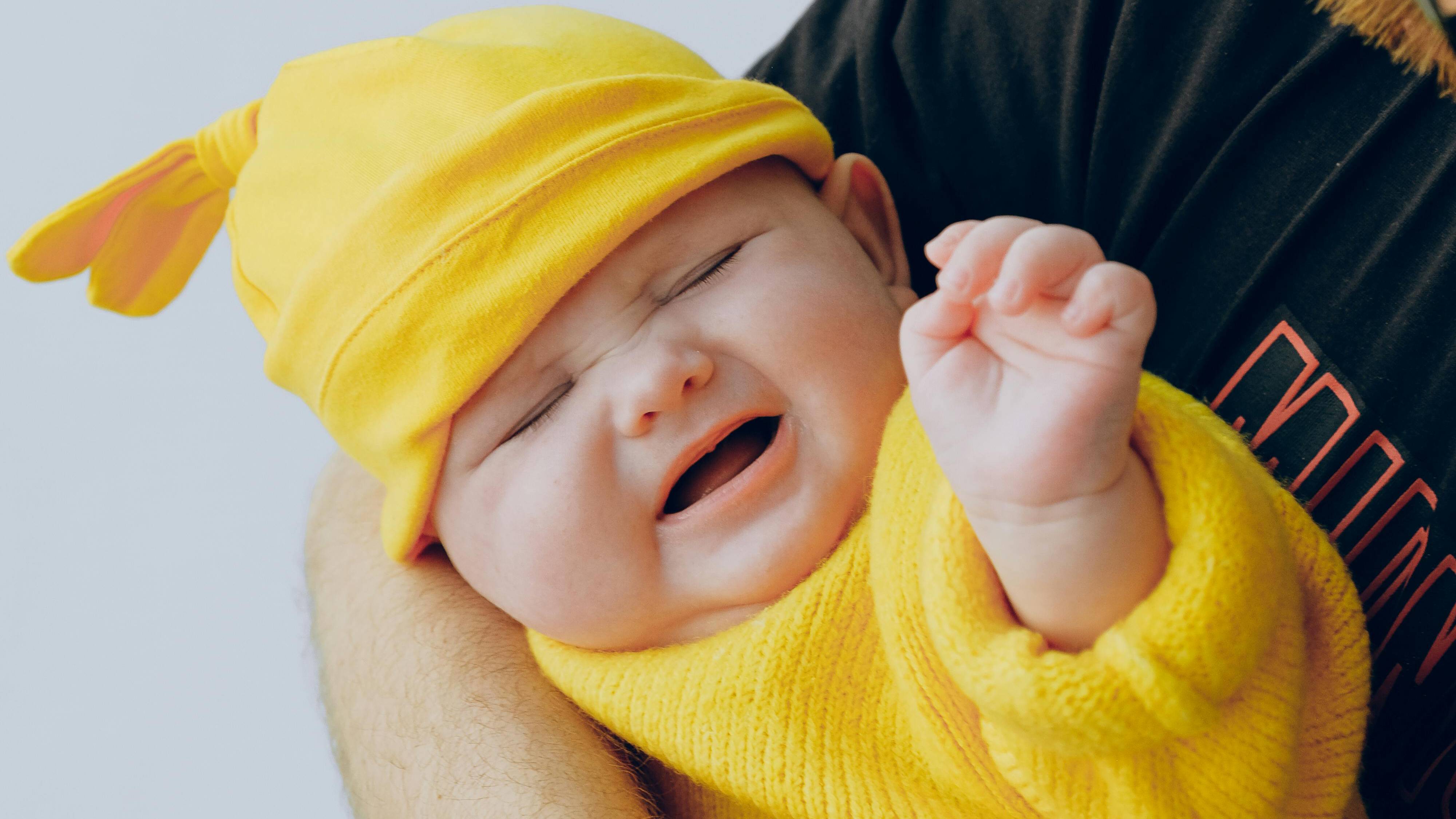 Biểu hiện thường gặp là trẻ khóc nhiều sau khi bú, khó dỗ, ngủ hay giật mình tỉnh giấc