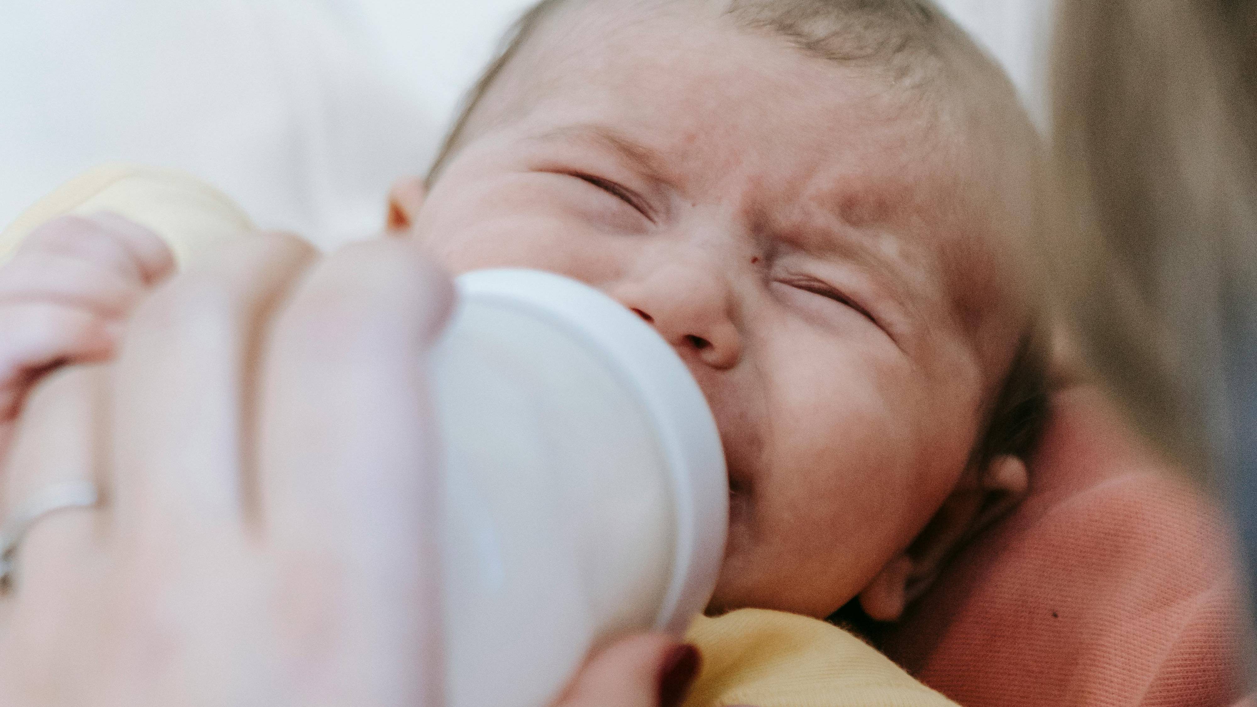 Trẻ chán ăn, bỏ bú, quấy khóc cũng là tín hiệu cảnh báo sữa không phù hợp