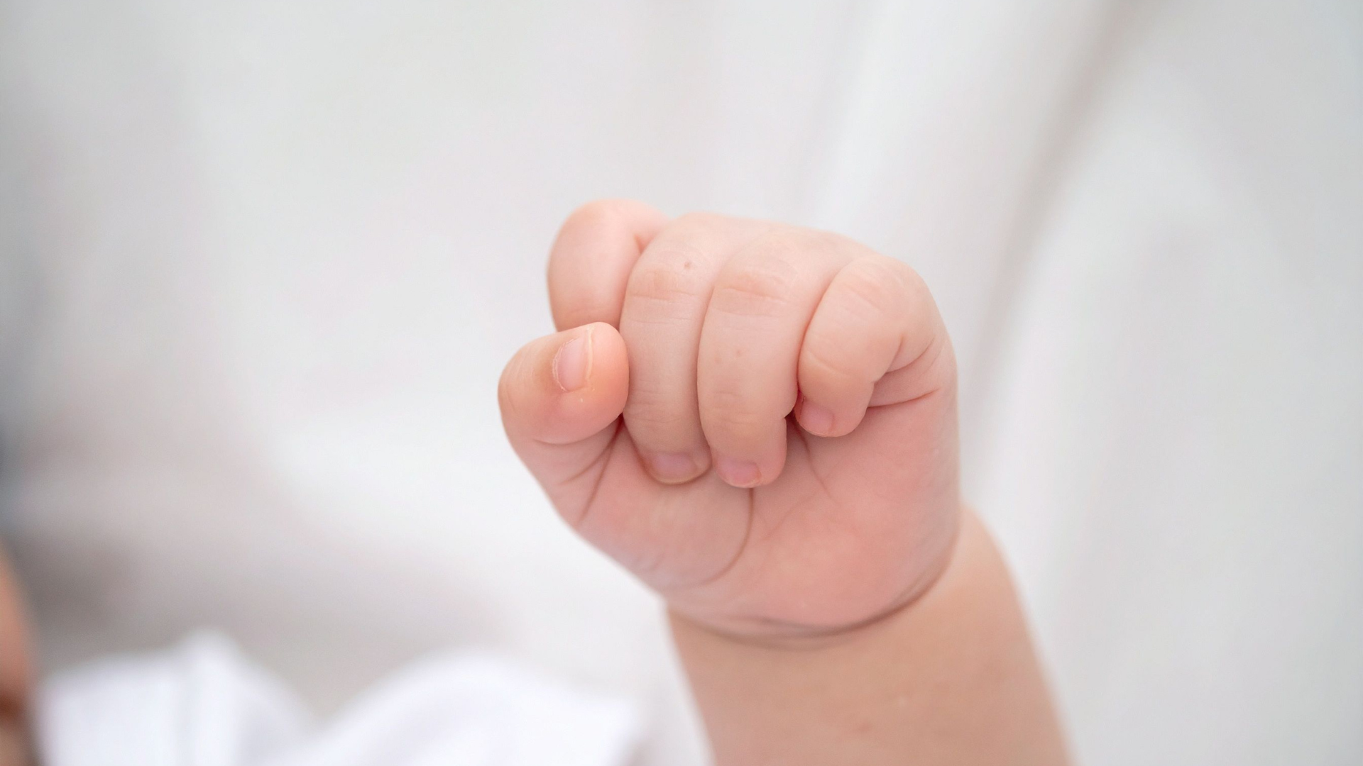 Ở trẻ có nguy cơ bại não, một số phản xạ như giật mình dang tay hoặc nắm tay chặt có thể kéo dài bất thường