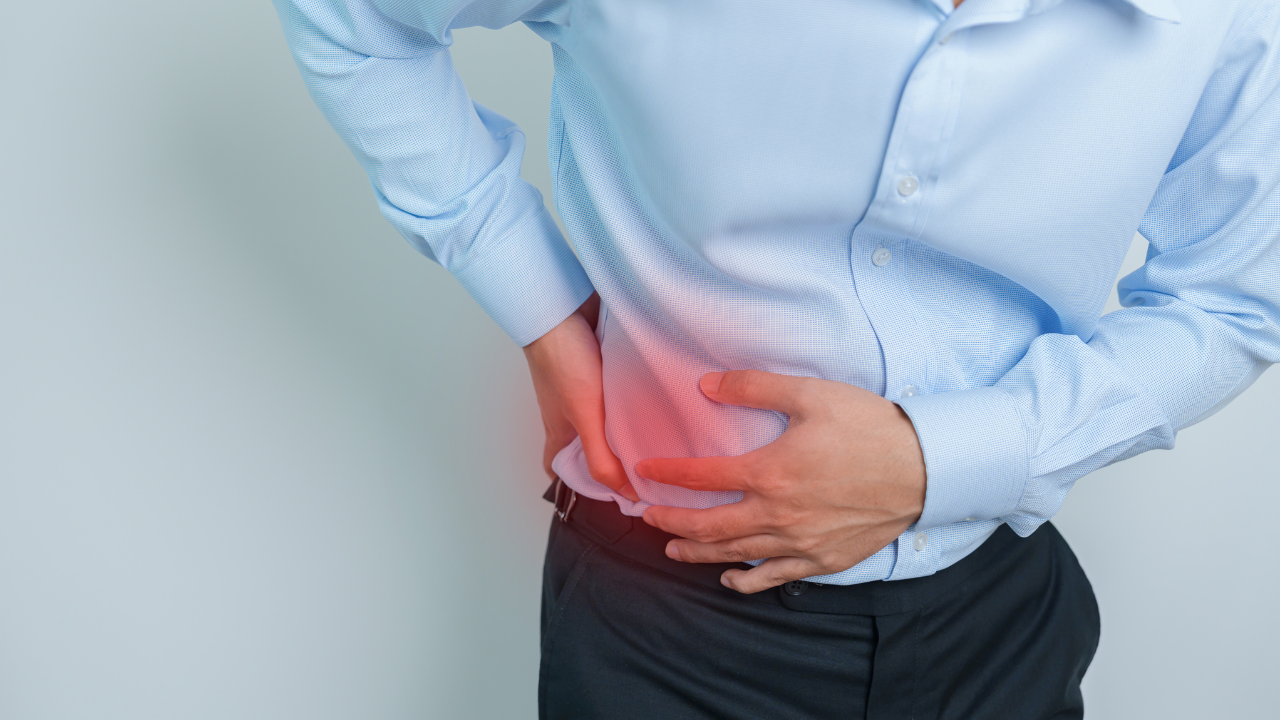 Dấu hiệu đau sỏi thận bên trái gây đau vùng lưng và mạn sườn trái