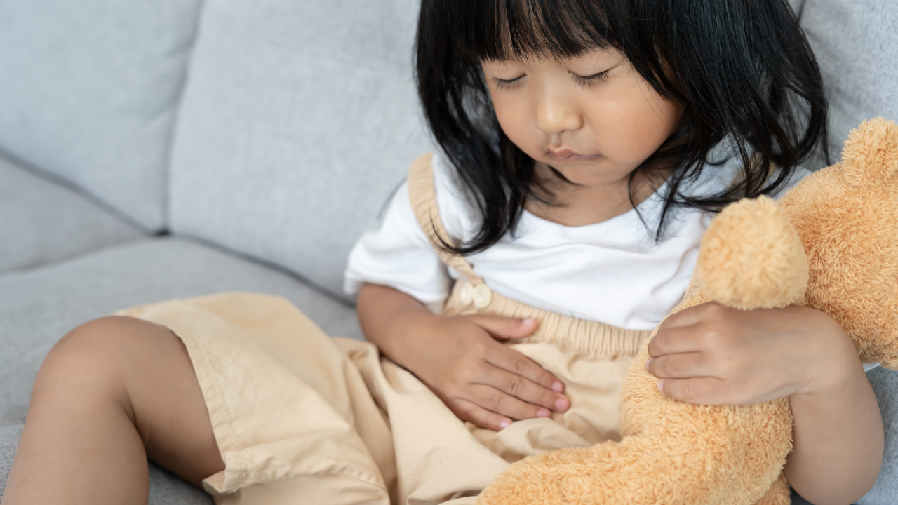 Ngộ độc paracetamol ở trẻ em có thể gây đau bụng vùng gan (hạ sườn phải)