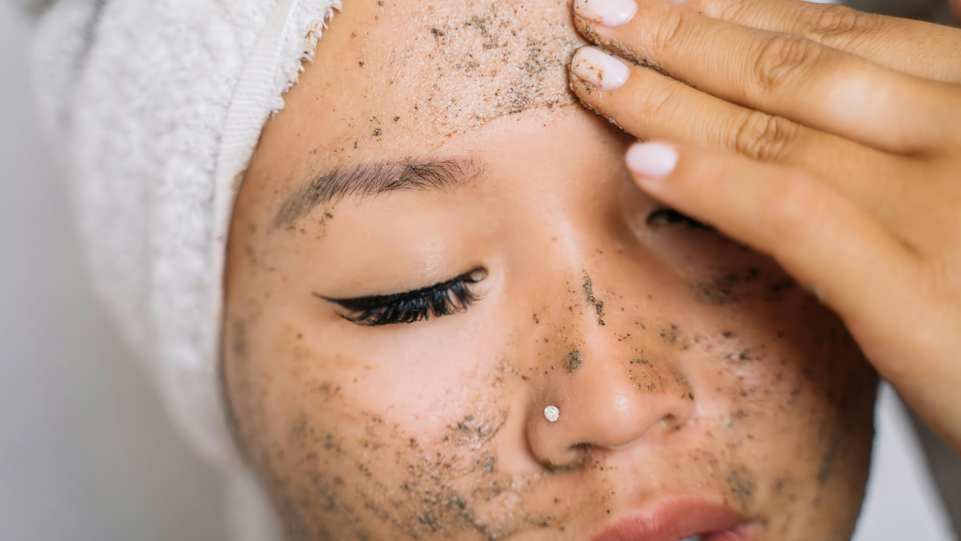 Tẩy da chết quá mạnh tay cũng như rửa mặt bằng nước nóng thường xuyên đều góp phần làm giãn mao mạch mặt tiến triển