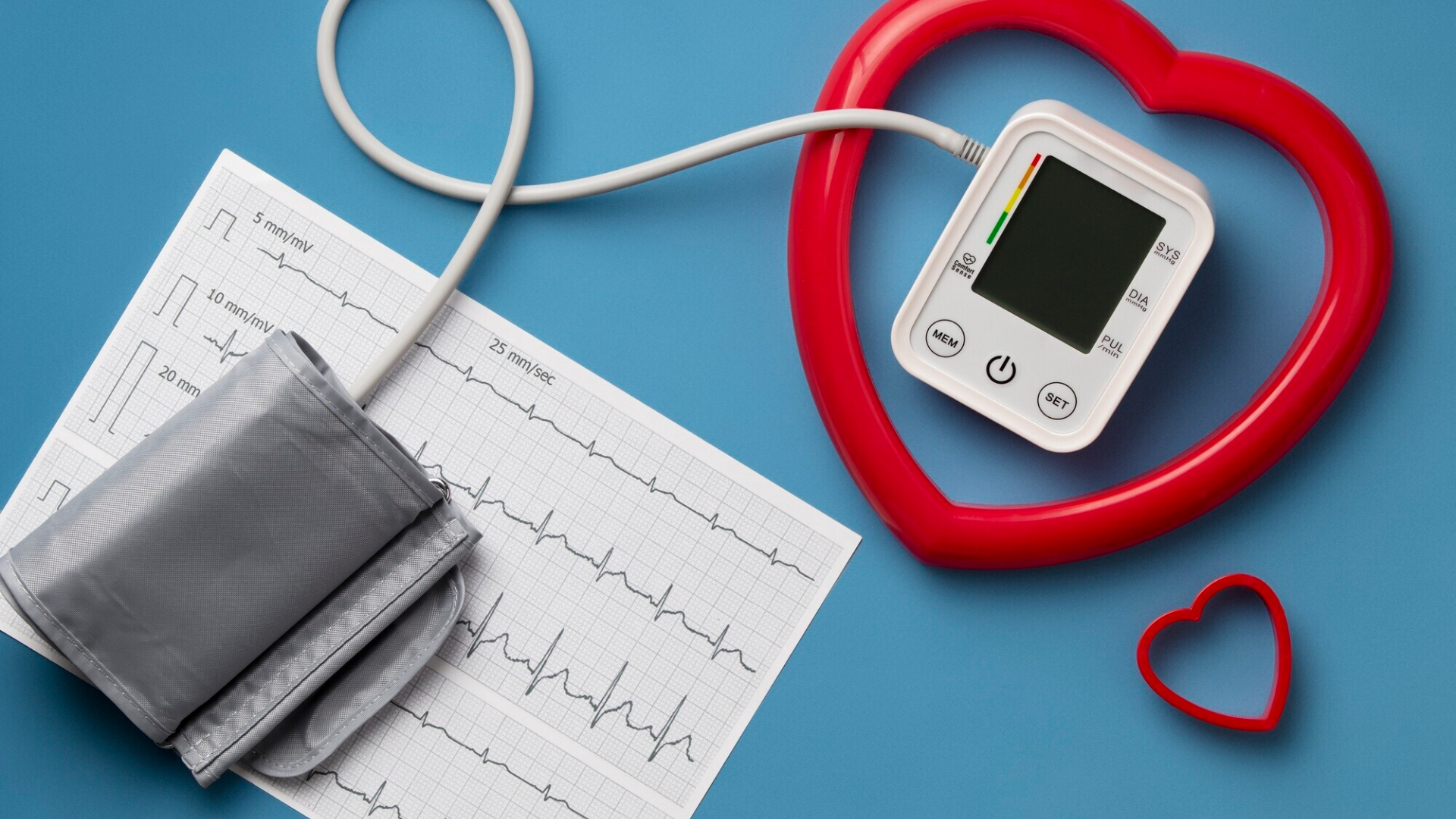 Nếu có máy đo huyết áp, mẹ bầu hãy kiểm tra thường xuyên và ghi lại kết quả