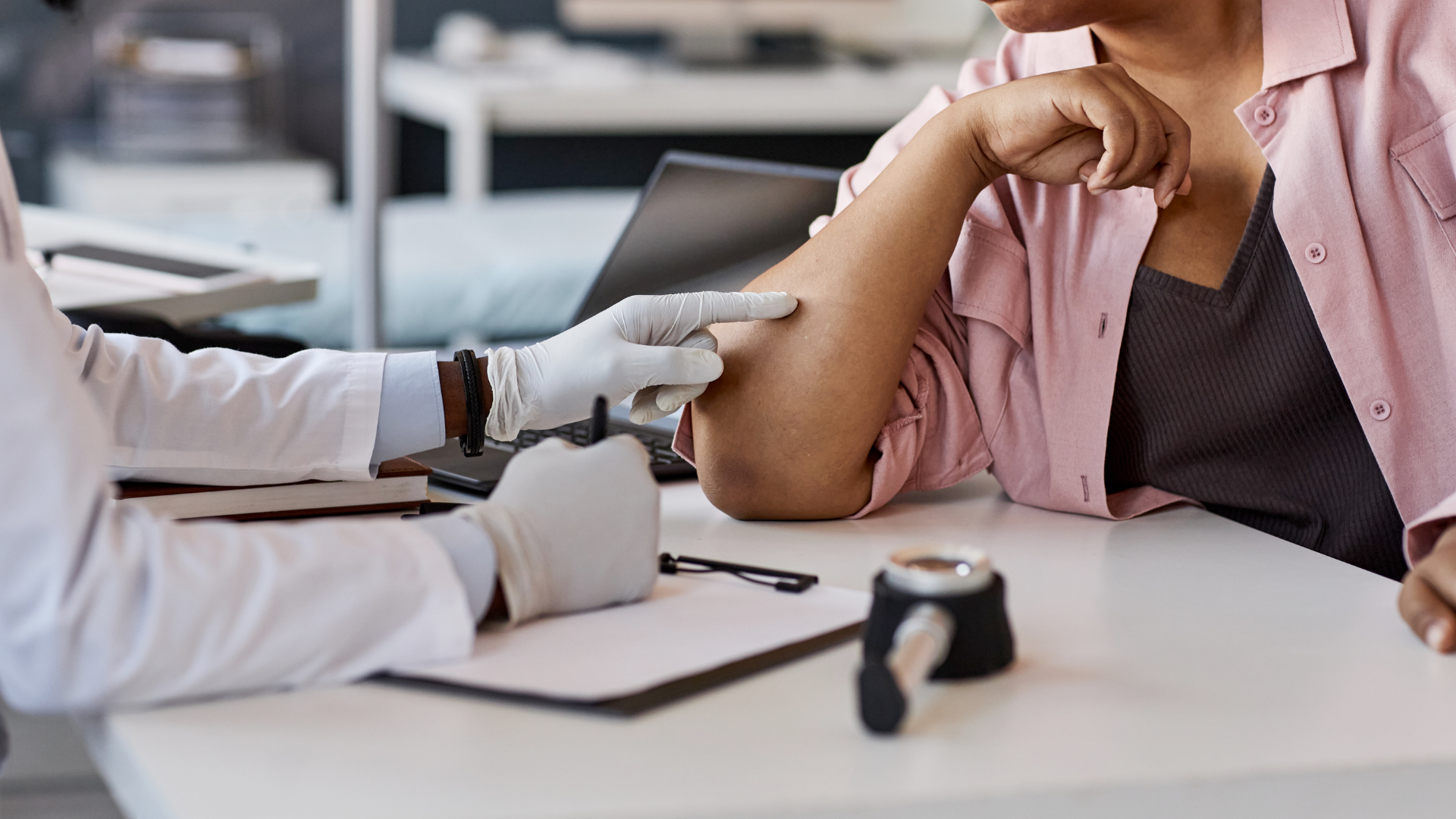 Khám da liễu định kỳ giúp giảm nguy cơ mắc bệnh gây nhạy cảm ánh sáng