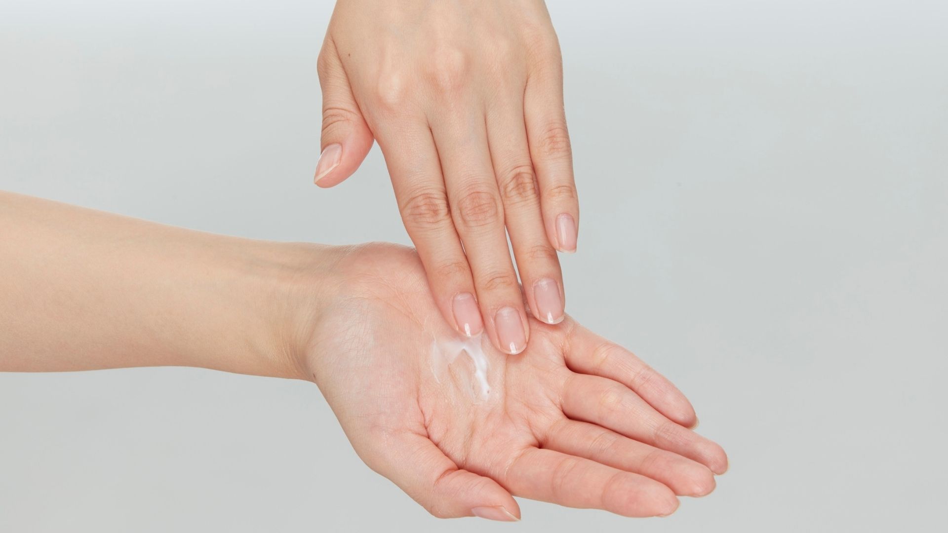 Thoa kem chống nắng trước khi tiếp xúc với ánh sáng mặt trời