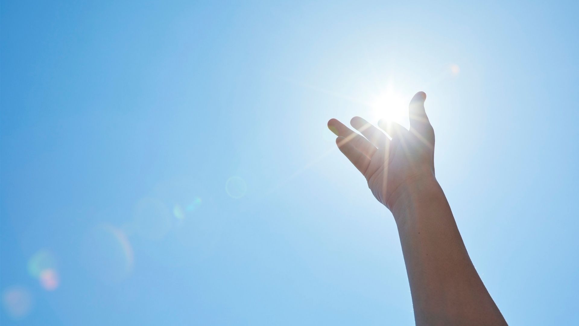 Thường xuyên tiếp xúc với tia cực tím làm tăng nguy cơ nhạy cảm ánh sáng