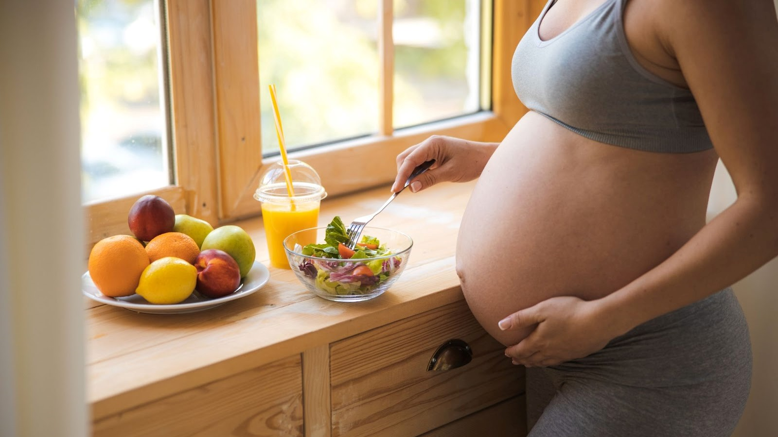 Phụ nữ có thai cần tăng cường rau xanh, trái cây để bổ sung vitamin, chất xơ và khoáng chất cho mẹ và bé