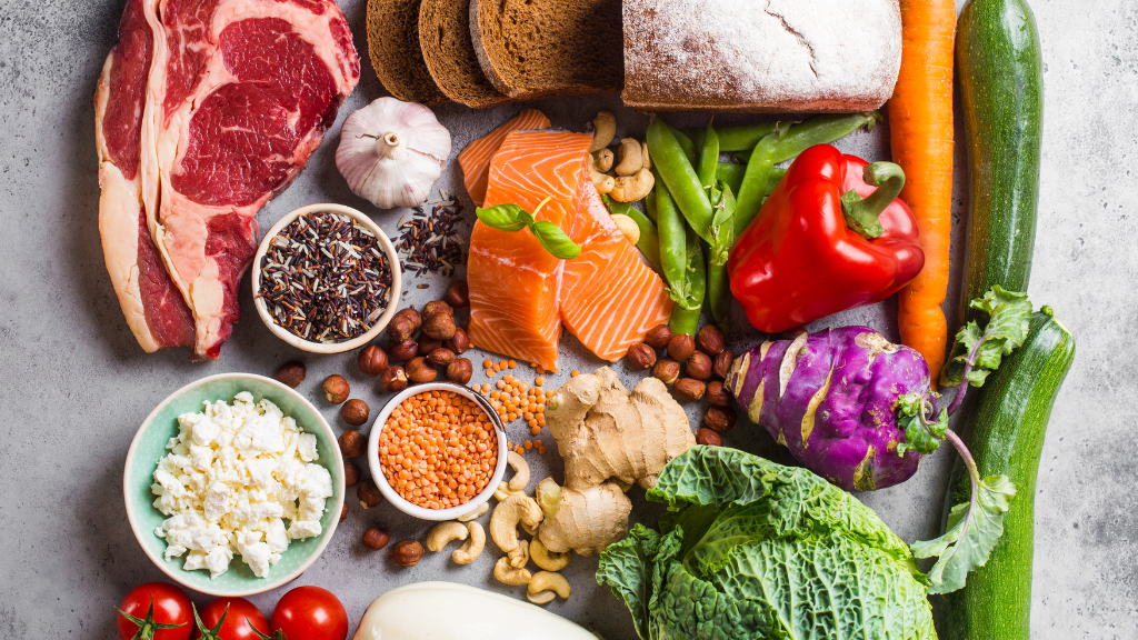 Bổ sung dinh dưỡng đa dạng, uống đủ nước, đồng thời nghỉ ngơi hợp lý để cơ thể hồi phục nhanh sau sinh