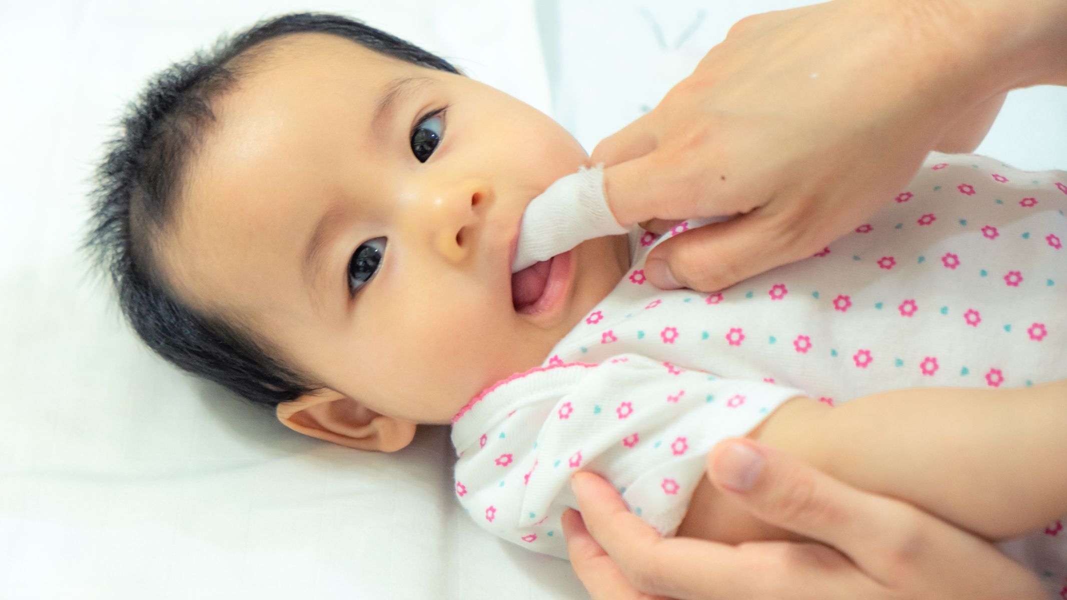 Sau mỗi lần bú hoặc ăn, cha mẹ nên dùng gạc sạch thấm nước muối sinh lý để lau nhẹ niêm mạc miệng, lưỡi và lợi của trẻ