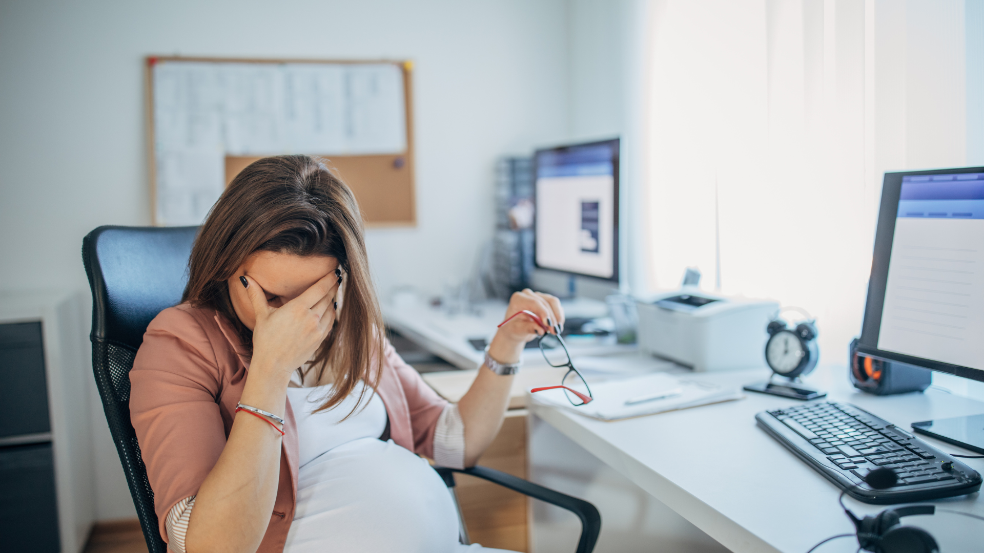 Một trong những triệu chứng khi nhiễm parvovirus thường gặp là mẹ bầu cảm thấy sốt nhẹ, cảm giác mệt mỏi
