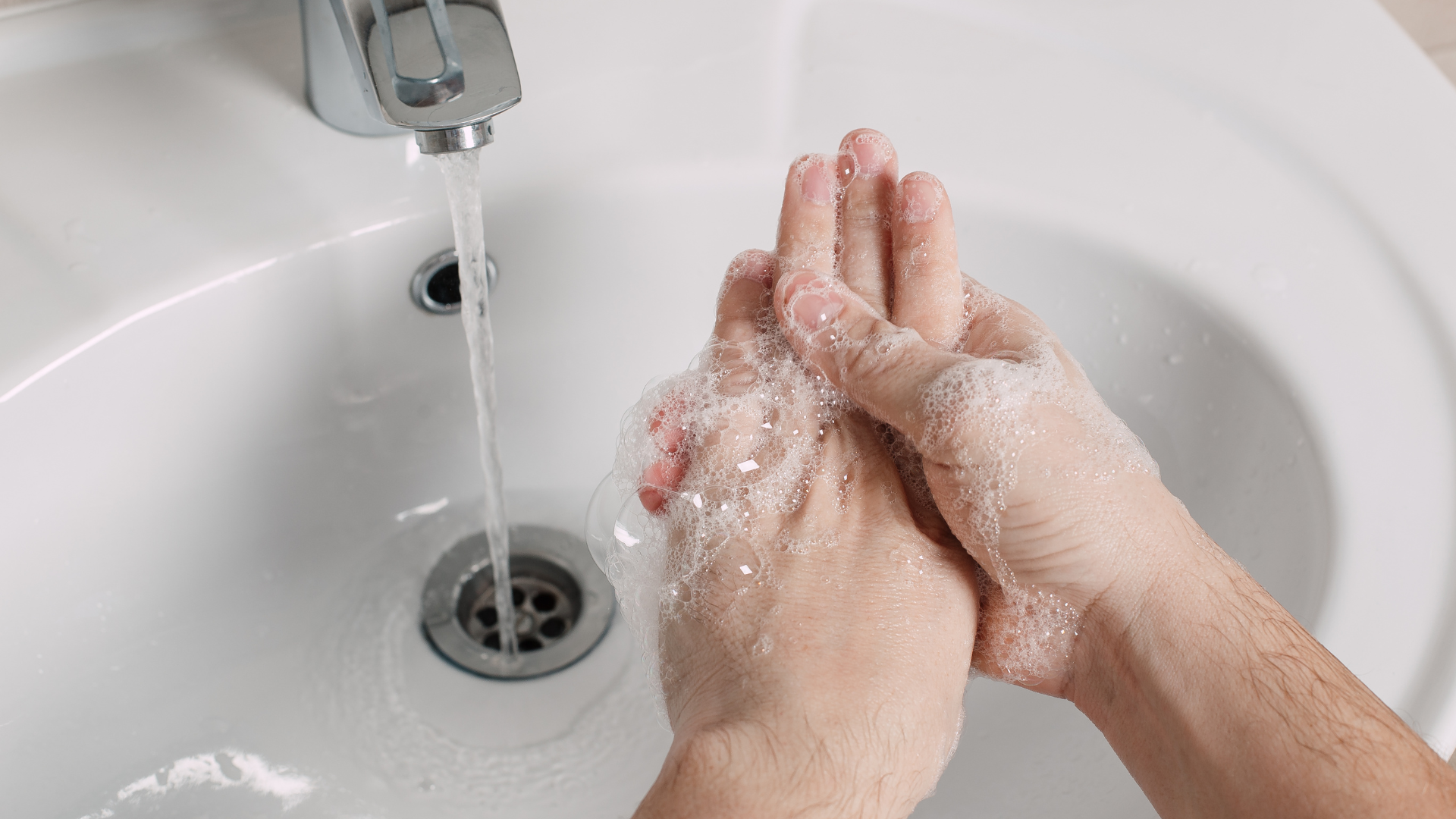 Mẹ bầu hãy rửa tay thường xuyên bằng xà phòng, đặc biệt sau khi tiếp xúc nơi công cộng để hạn chế nguy cơ lây nhiễm