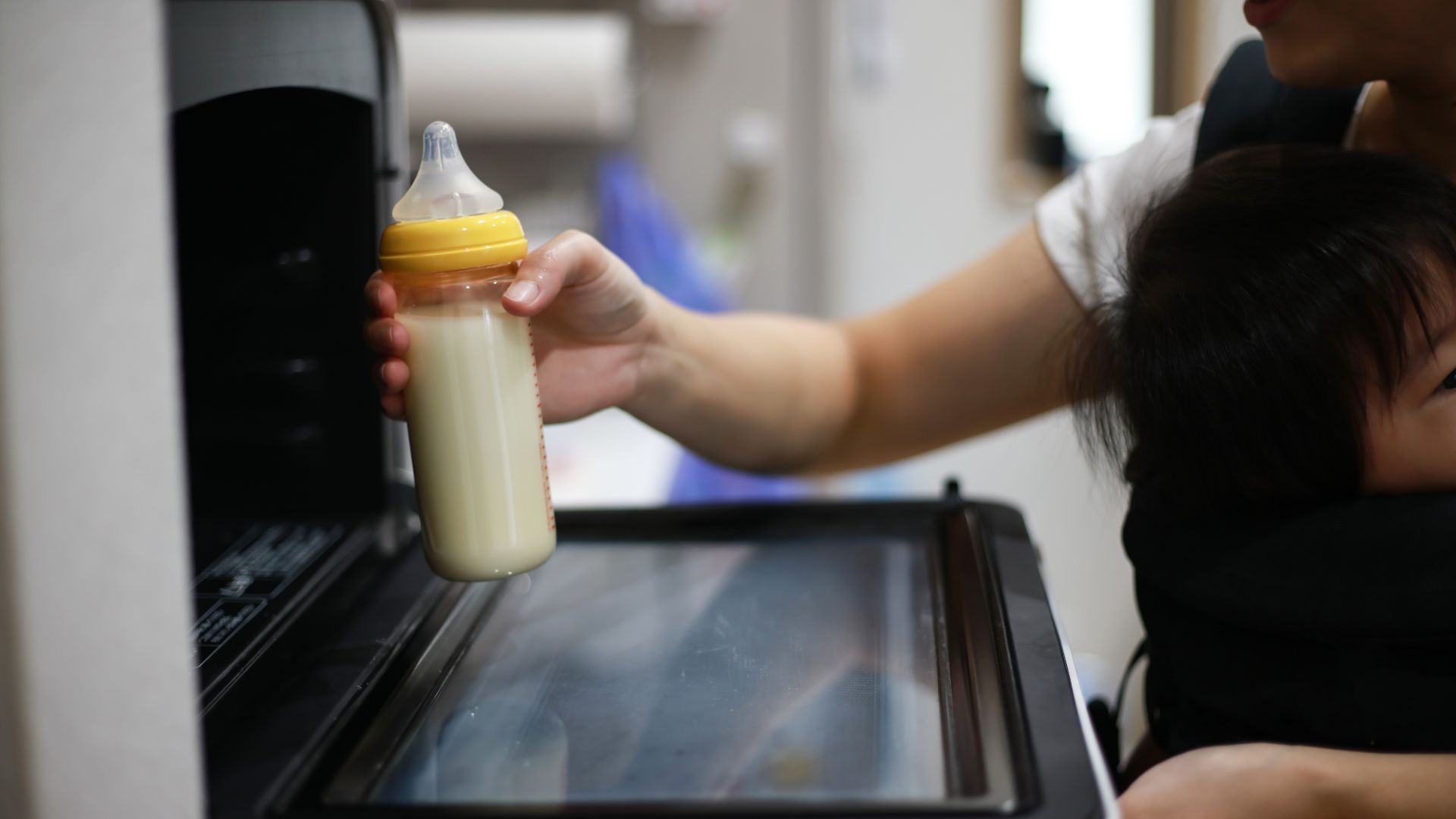 Cha mẹ tuyệt đối không dùng lò vi sóng để hâm sữa cho con