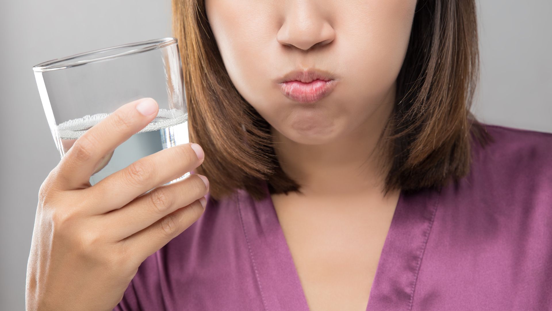 Súc miệng với nước muối ấm hỗ trợ giảm viêm làm dịu cơn đau