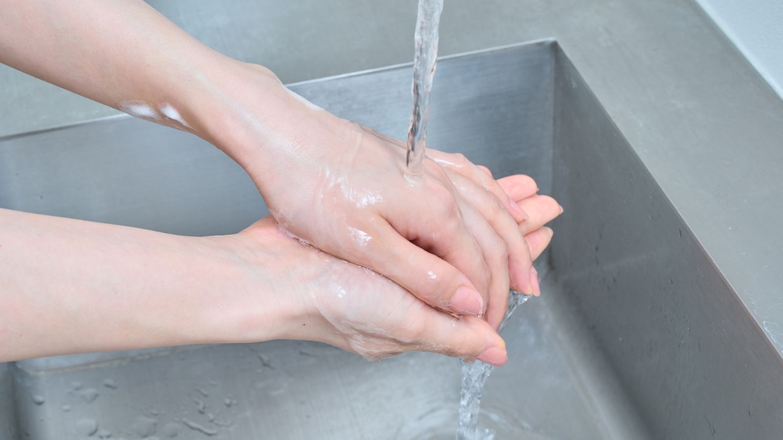 Rửa tay thường xuyên giúp phòng ngừa nhiệt miệng và tay chân miệng