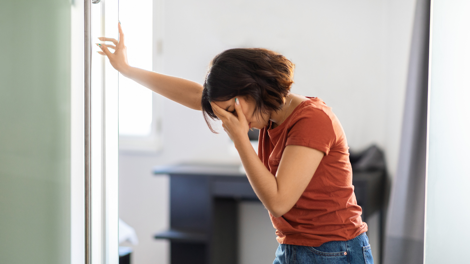 Cơ thể sẽ phát ra các tín hiệu như đau tức vùng ngực, cảm giác hụt hơi, khó thở, chóng mặt, quay cuồng