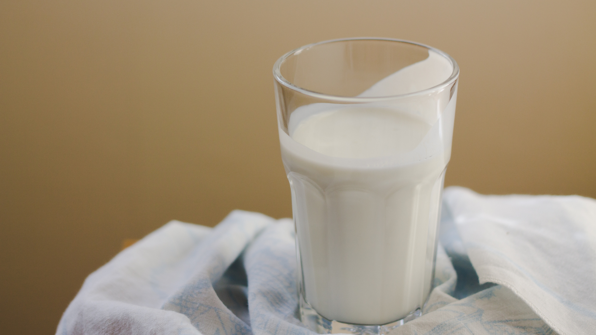 Ngoài ra. sữa hoàn toàn có thể uống được sau nhổ răng