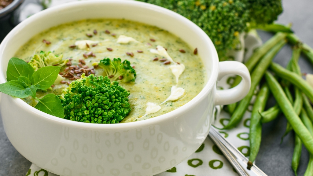 Rau củ nấu mềm, xay nhuyễn giúp dễ ăn, hạn chế đau và thúc đẩy hồi phục sau nhổ răng