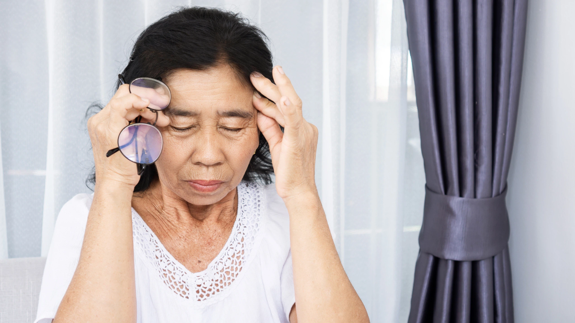 Nhồi máu não không điều trị sớm dễ gây suy giảm thị lực, khiến người bệnh nhìn mờ kéo dài