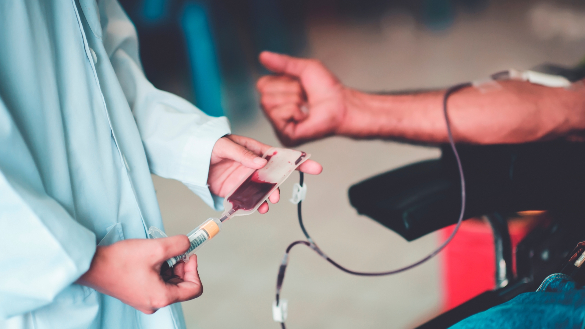 Tuy có những lợi thế nhất định khi nhận máu, xét nghiệm trước khi truyền máu là điều cần thiết để tránh những rủi ro