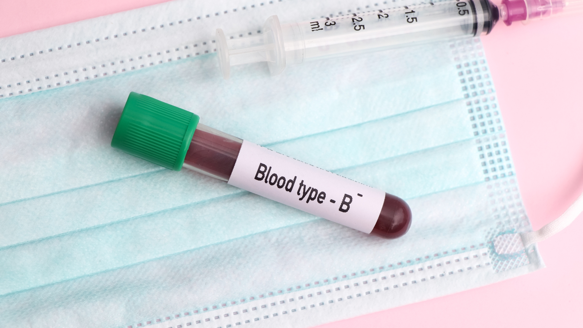 Nhóm B được chia thành B+ và B- dựa trên hệ Rhesus và đây cũng là một yếu tố quan trọng trong cần biết về nhóm máu