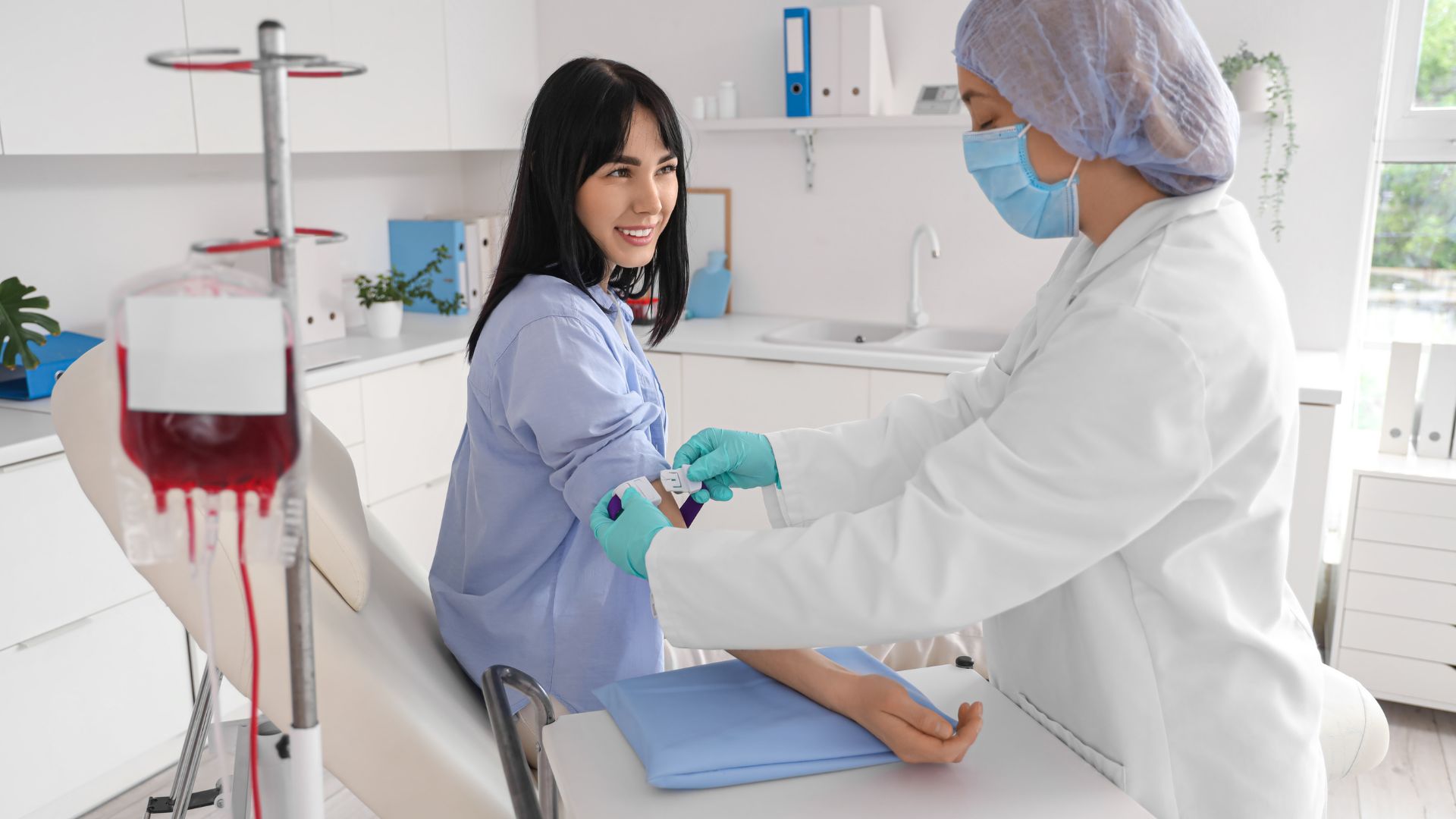 Sau hiến máu người hiến nên ngồi hoặc nằm nghỉ tại chỗ ít nhất 10 - 15 phút để cơ thể thích nghi