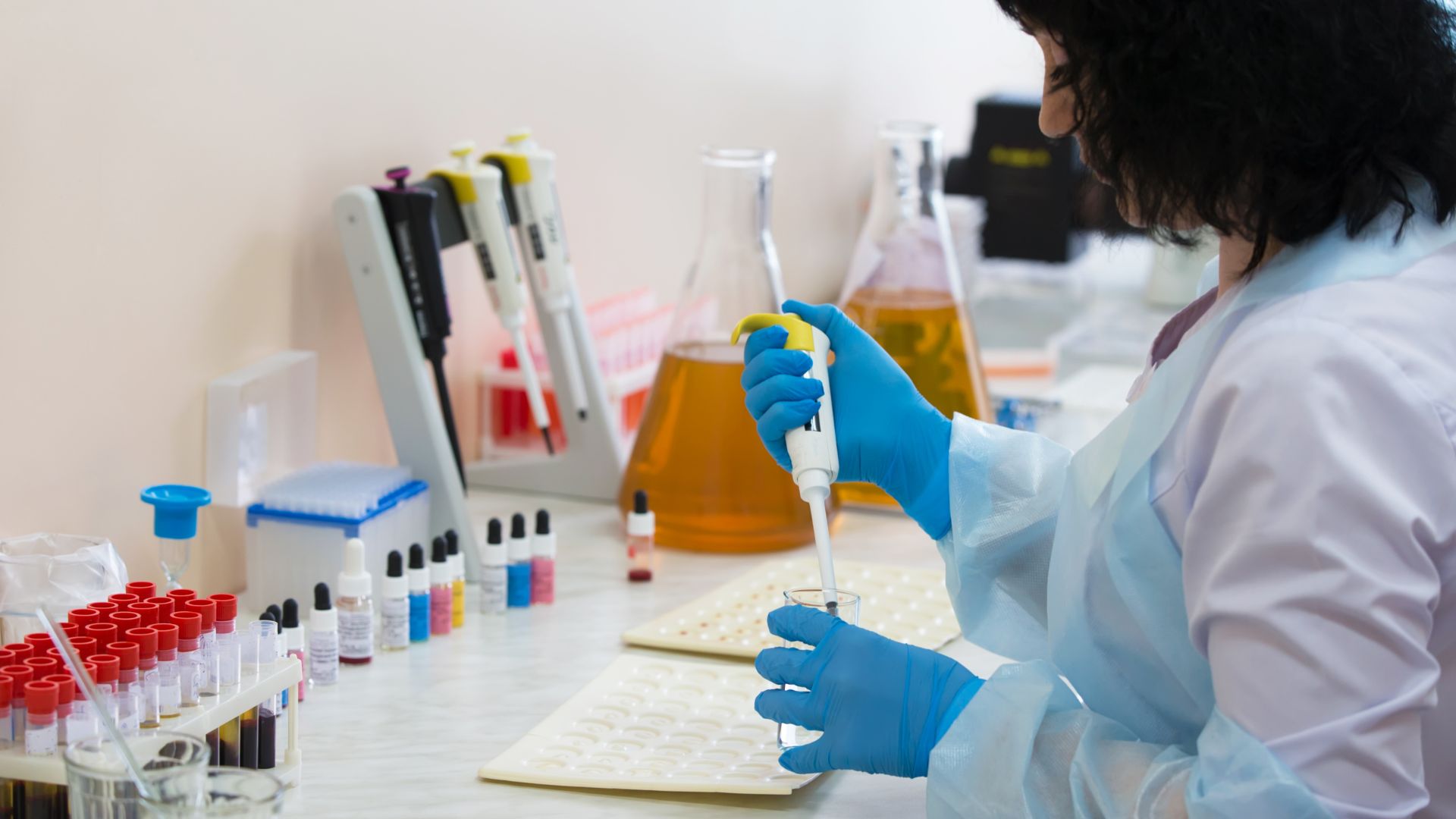 Thực hiện phản ứng chéo trước truyền máu nhằm kiểm tra sự tương thích giữa máu người cho và người nhận