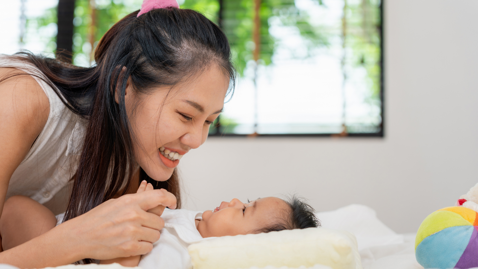 Cha mẹ cần thường xuyên tương tác với trẻ 2 tháng tuổi
