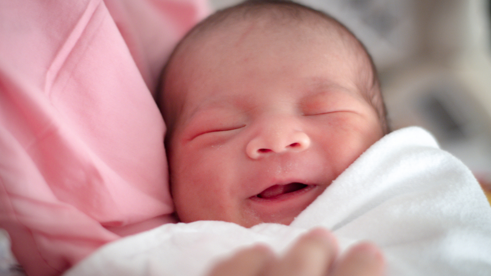 Cha mẹ cần ưu tiên tín hiệu của bé để điều chỉnh lịch sinh hoạt theo nhu cầu thực tế