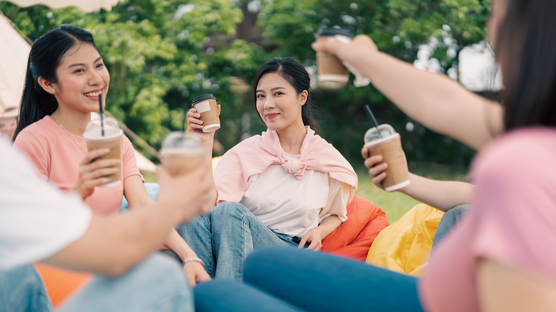 Việc duy trì các mối quan hệ xung quanh sẽ giúp bạn không cảm thấy cô đơn và có thêm động lực để vượt qua giai đoạn ly hôn