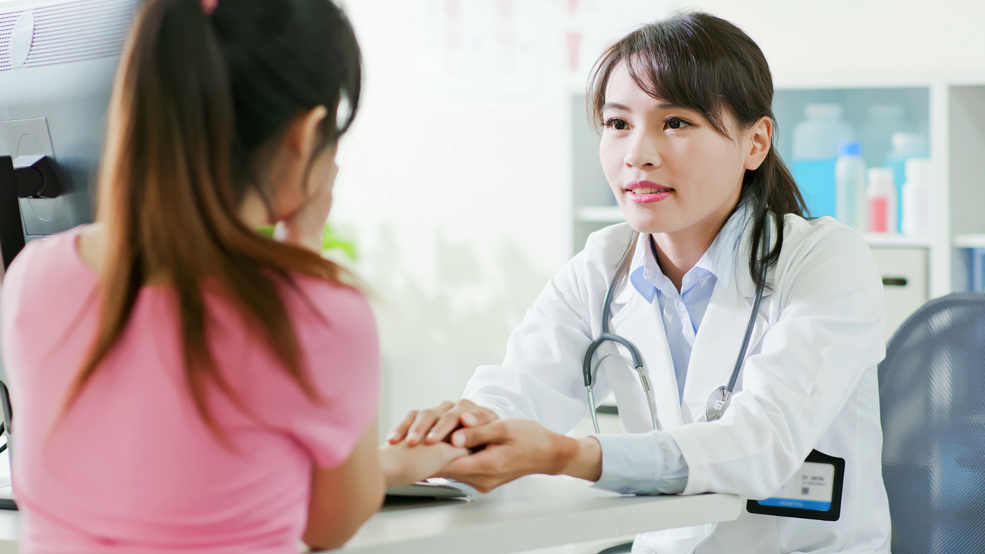 Nên tìm đến chuyên gia tâm lý nếu cảm xúc tiêu cực luôn kéo dài