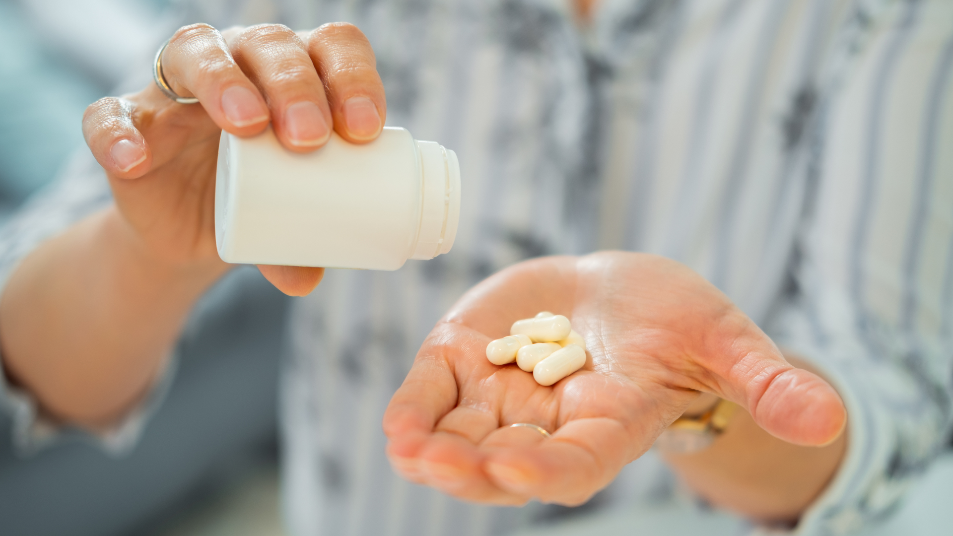 Sử dụng các thuốc kháng giáp là một trong những cách trị bướu cổ cường giáp