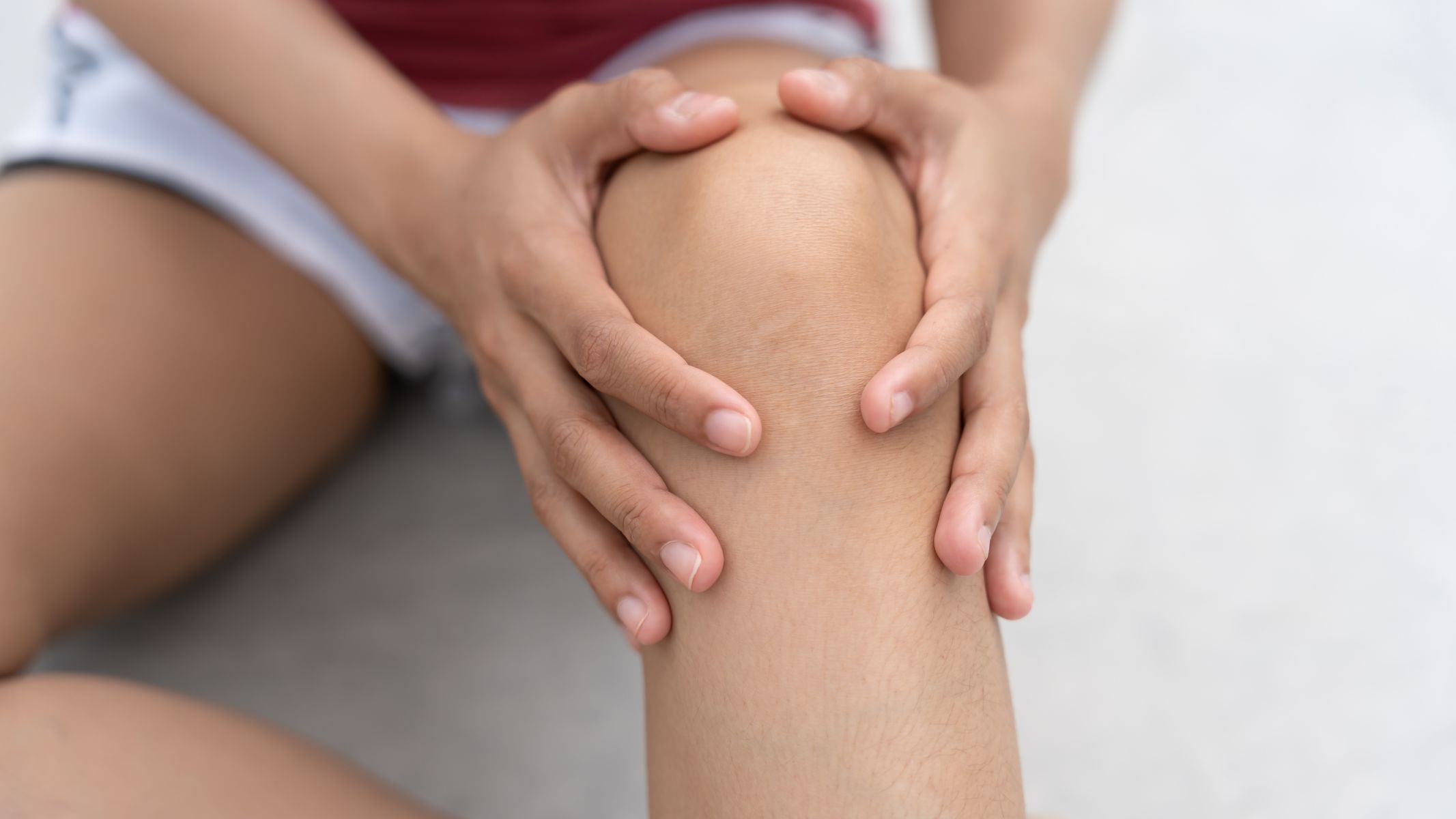 Cấu trúc khớp không thuận lợi khiến dây chằng mặt trong phải làm việc nhiều hơn để giữ ổn định