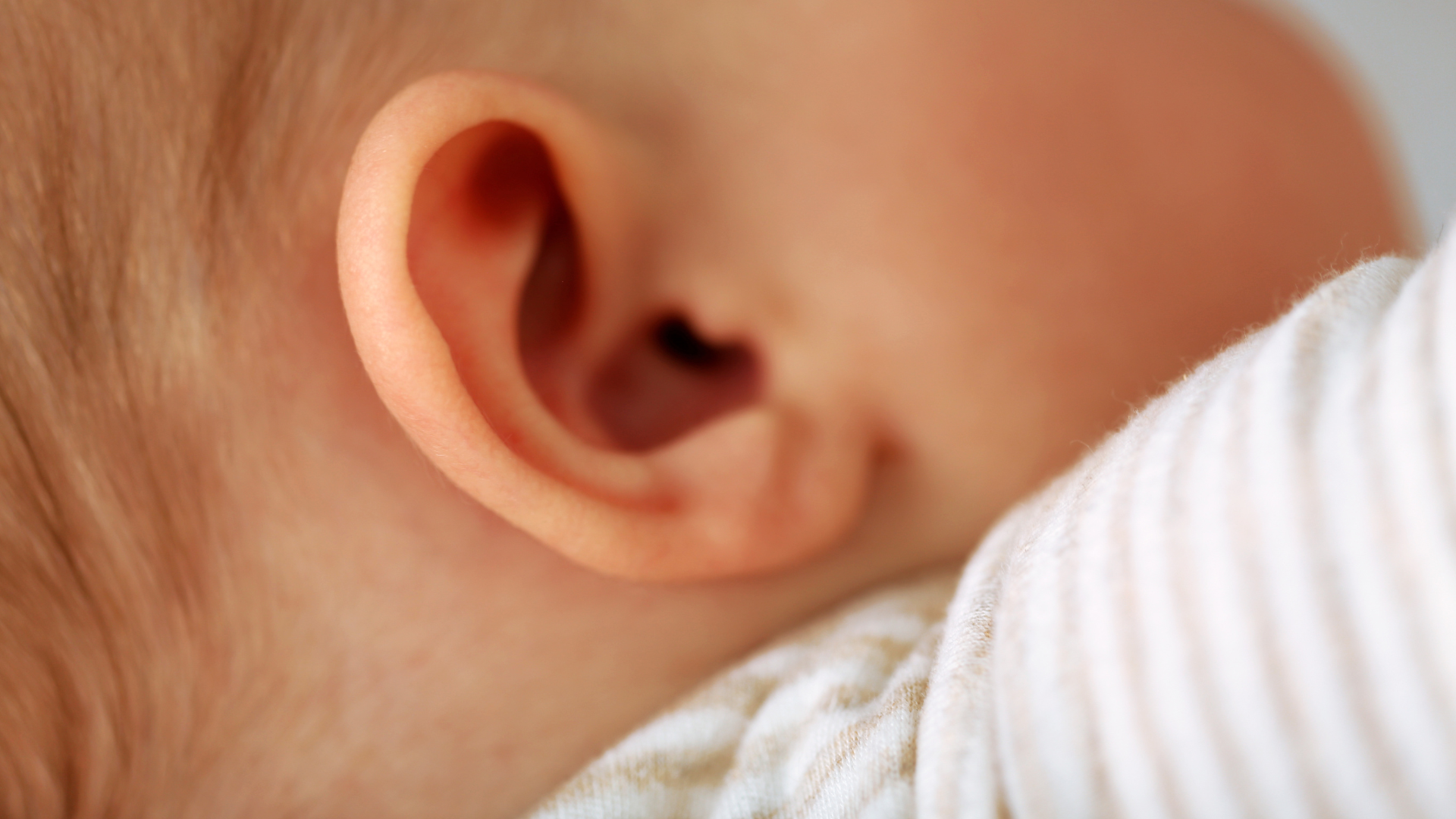 Đau tai đột ngột và quấy khóc nhiều là một trong những dấu hiệu thủng màng nhĩ ở trẻ