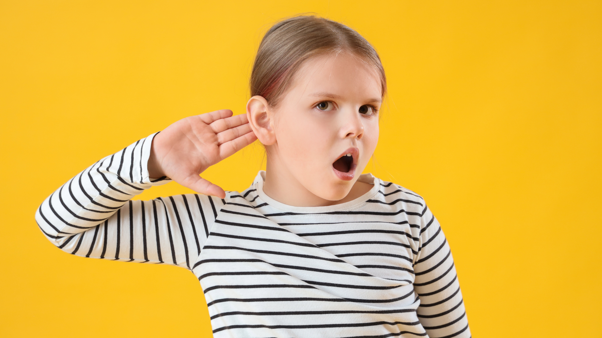 Khi trẻ đau tai, sốt hoặc nghe kém, cha mẹ cần đưa đi khám để tránh biến chứng