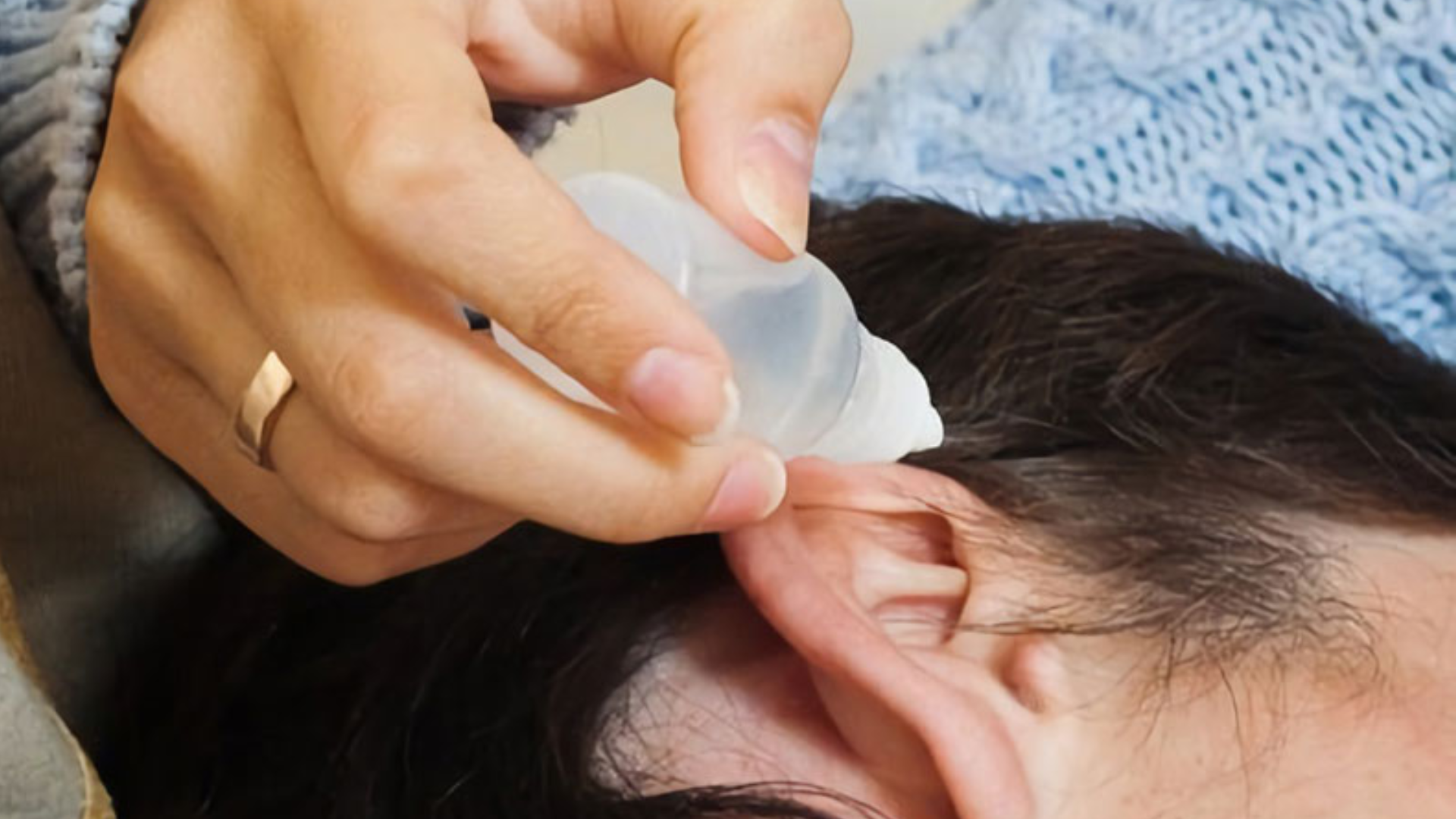 Để bảo vệ thính lực trẻ, cha mẹ không tự dùng thuốc tai, luôn tuân thủ hướng dẫn y tế