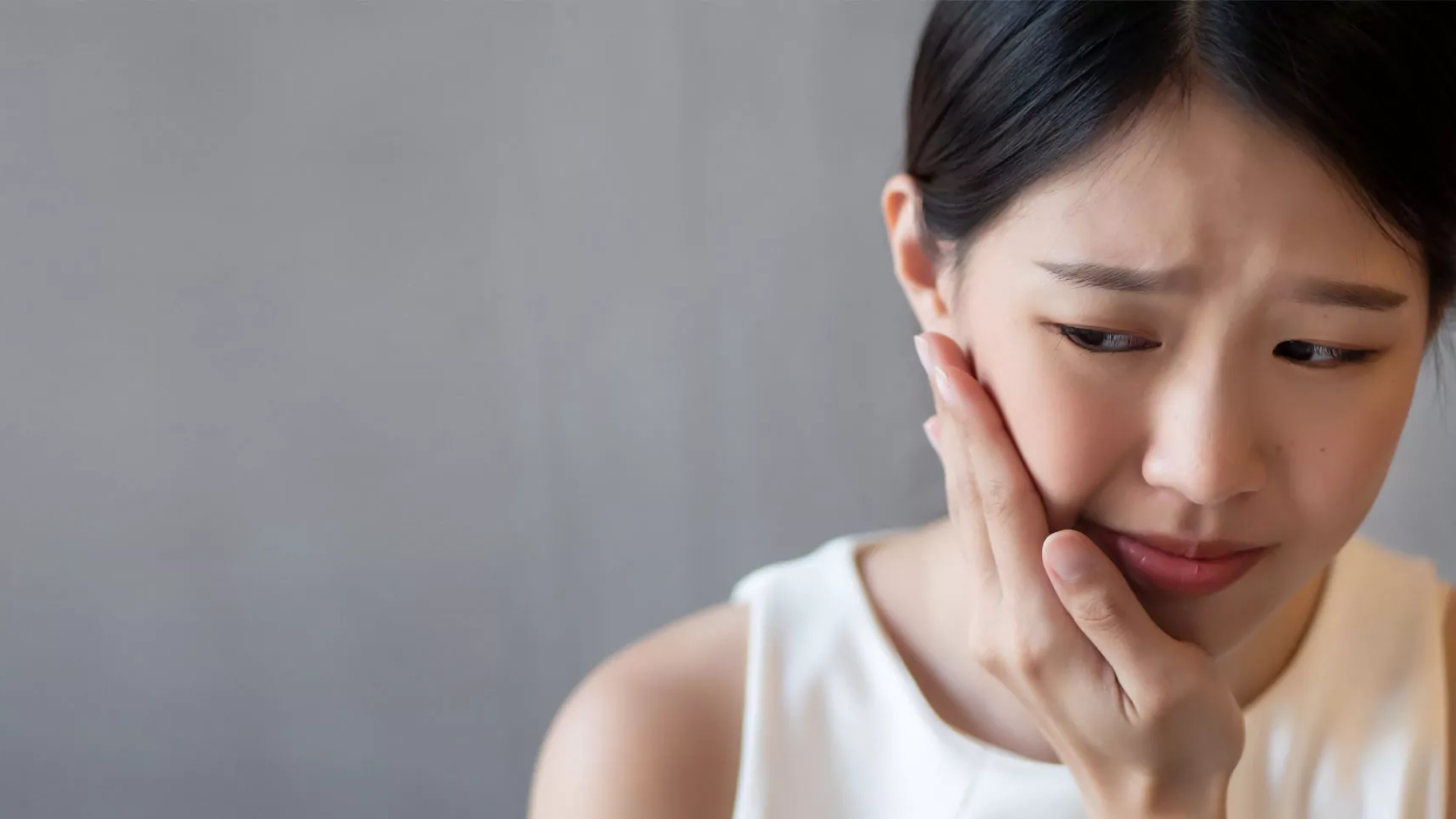 Cơn đau răng dữ dội theo từng đợt, lan rộng và nhạy cảm lạnh là dấu hiệu viêm tủy răng không hồi phục