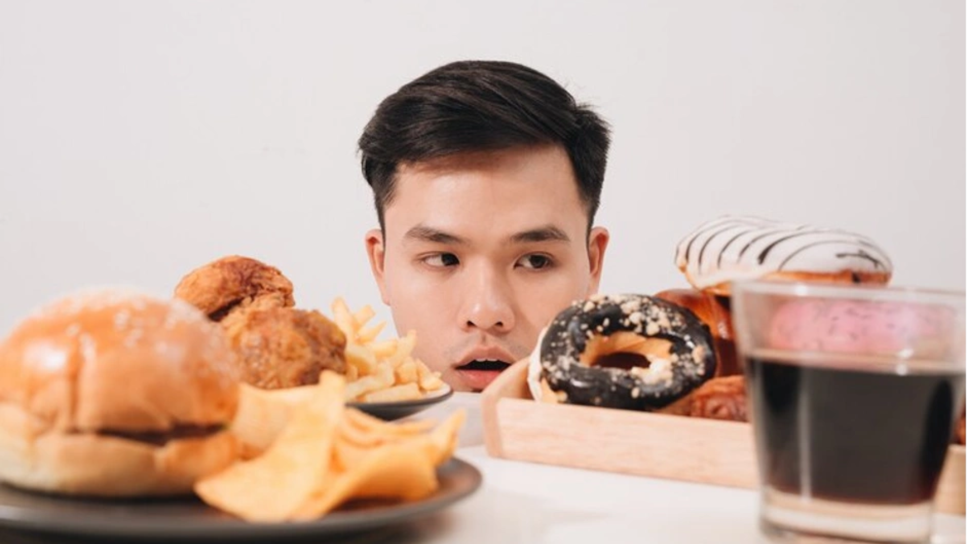 Thường xuyên ăn đồ ngọt tinh bột khiến răng dễ tổn thương, men răng suy yếu và dễ viêm tủy