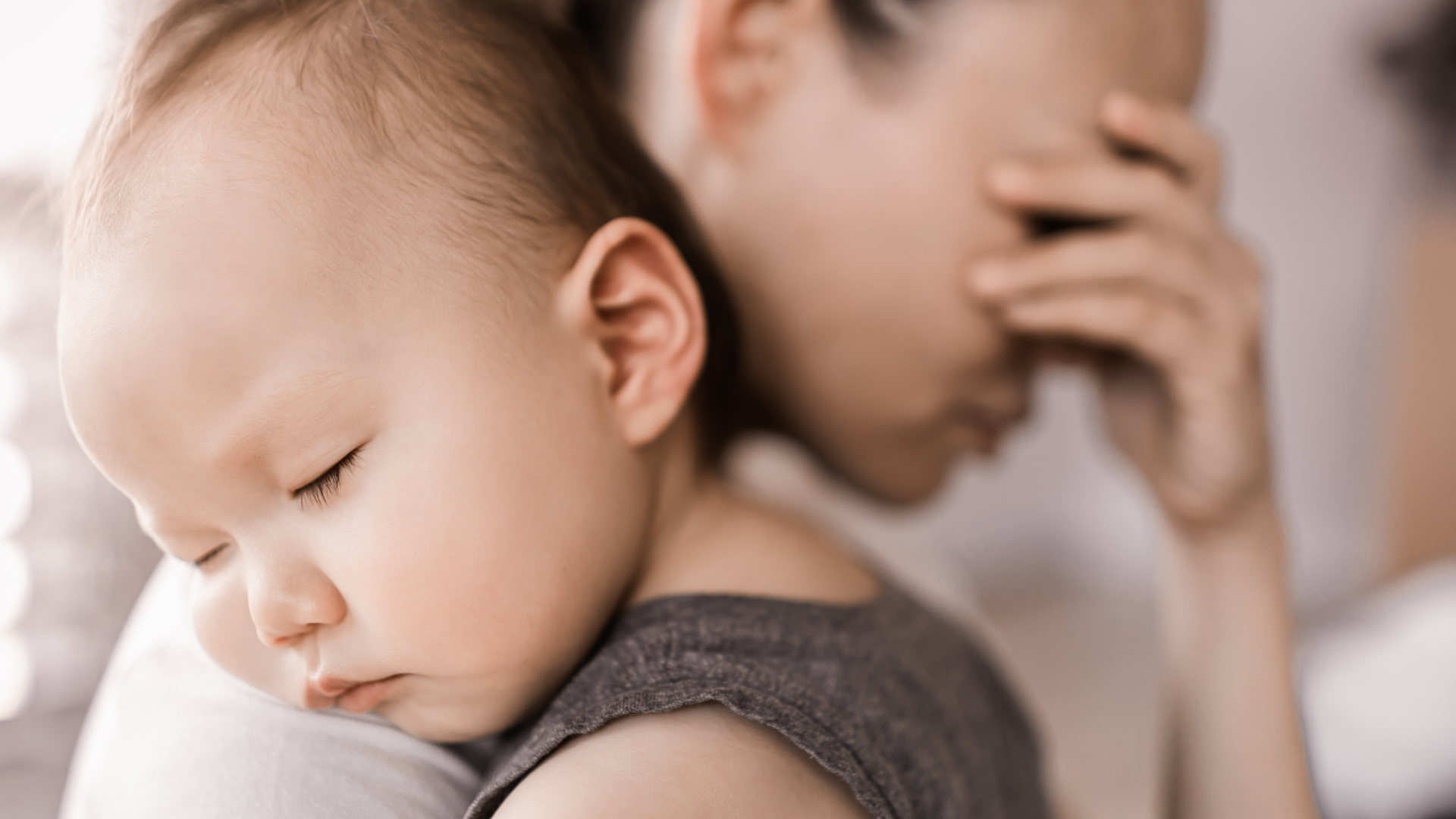 Các mẹ nên hạn chế sự căng thẳng hoặc thiếu ngủ để không ảnh hưởng đến quá trình tiết sữa