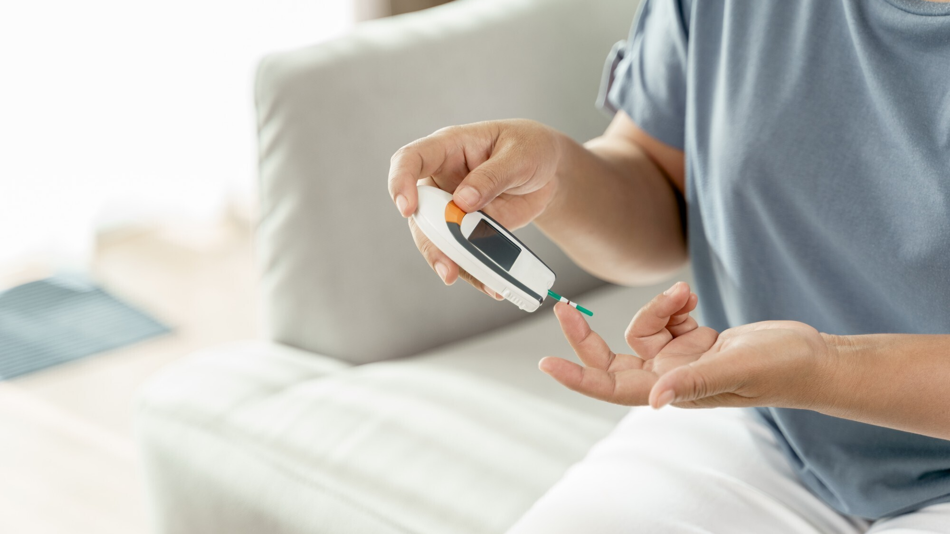 Người bị tiểu đường hoặc tiền tiểu đường nên theo dõi đường huyết cá nhân và ăn theo hướng dẫn của chuyên gia dinh dưỡng