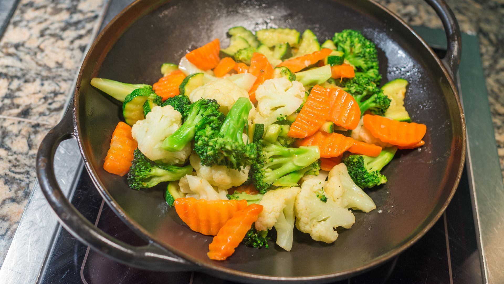 Người bị tiểu đường nên hạn chế rau xào hoặc chiên nhiều dầu mỡ