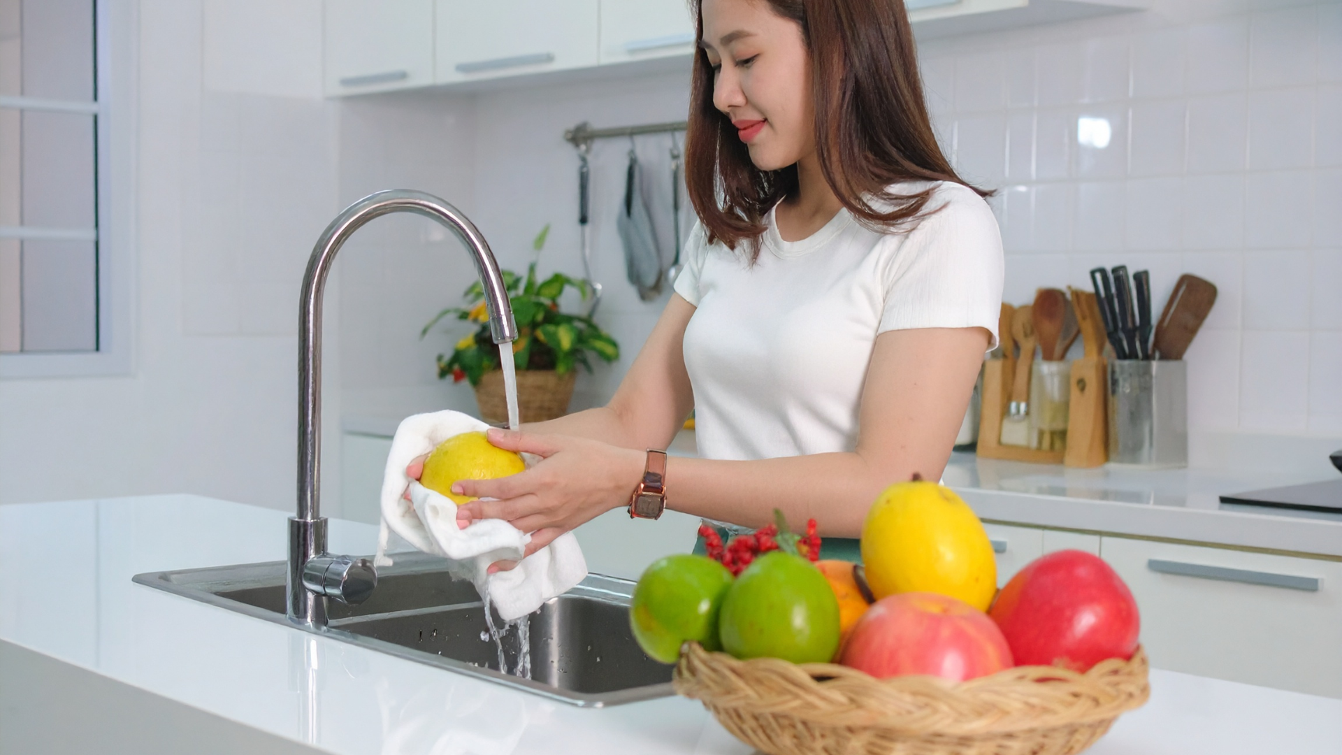 Trái cây nên được rửa kỹ, gọt vỏ khi cần thiết để hạn chế nguy cơ nhiễm khuẩn