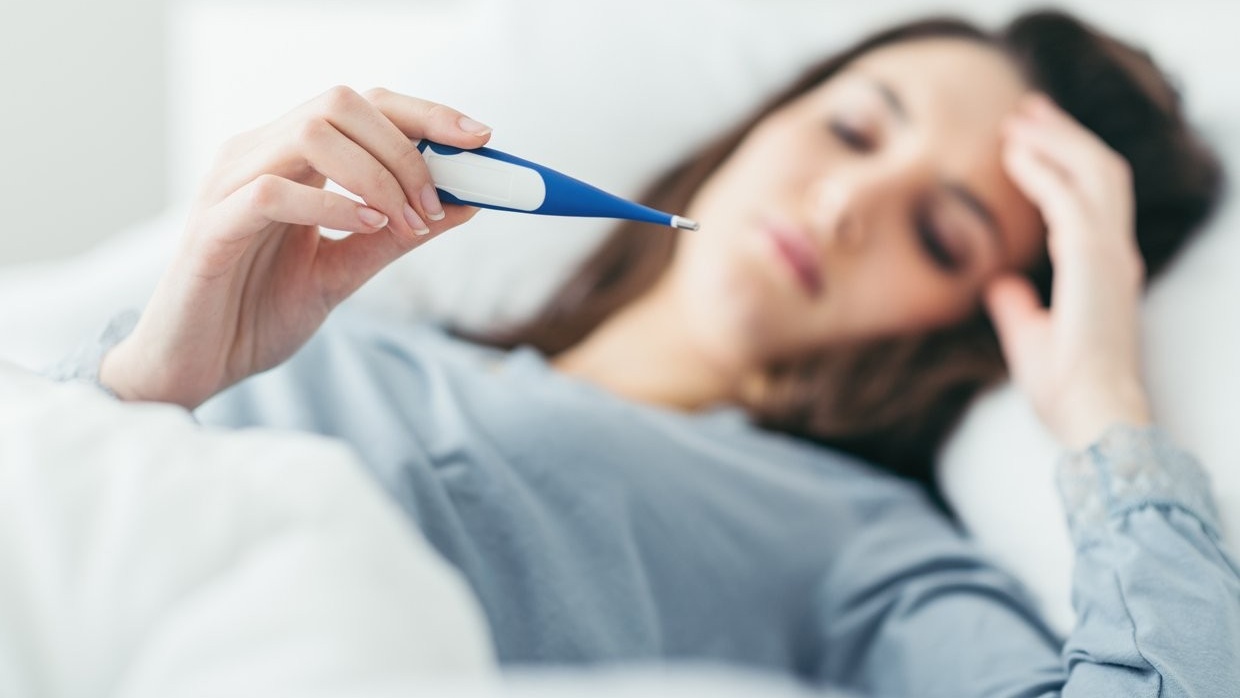 Sau khi tiêm vắc xin, cơ thể có thể xuất hiện các phản ứng nhẹ như sốt nhẹ