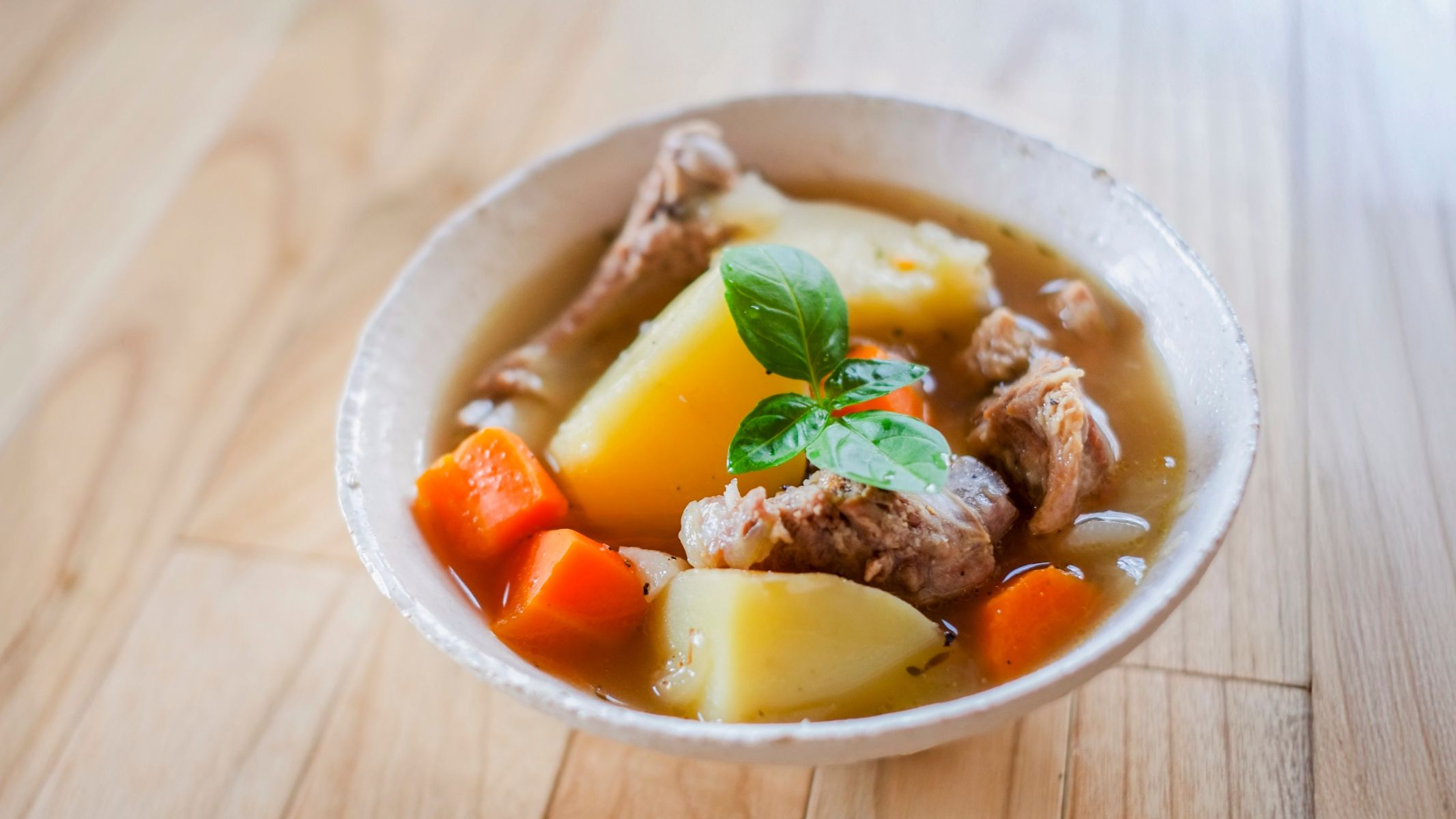 Canh sườn heo hầm rau củ là một trong những món canh tốt cho bà bầu 3 tháng đầu