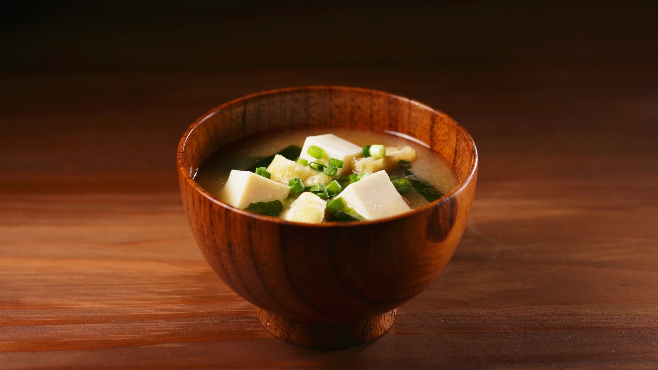 Canh rong biển nấu đậu hũ thường được đưa vào thực đơn cho mẹ bầu