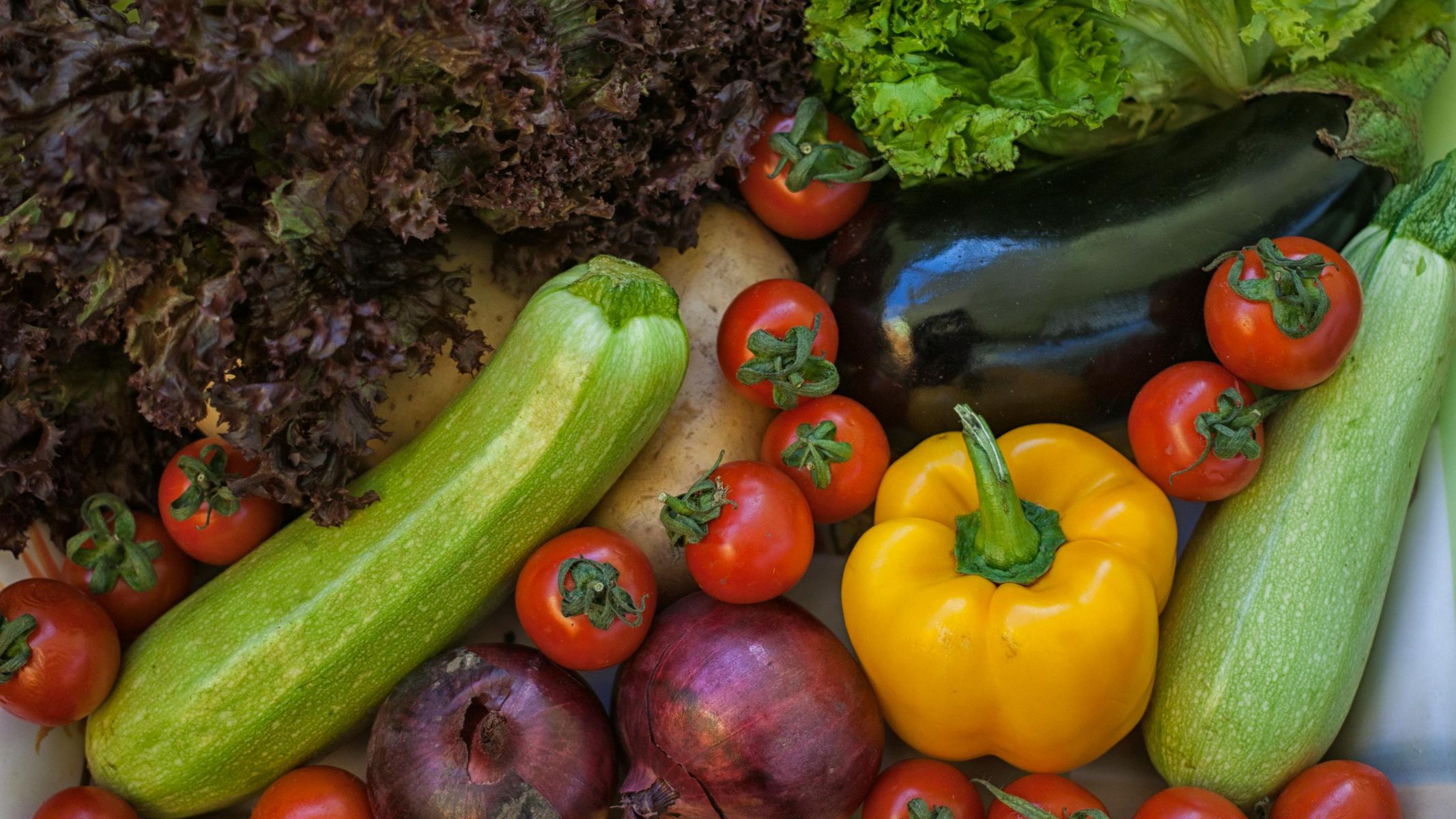 Mẹ nên chọn rau củ tươi, không có mùi lạ hoặc đốm đen